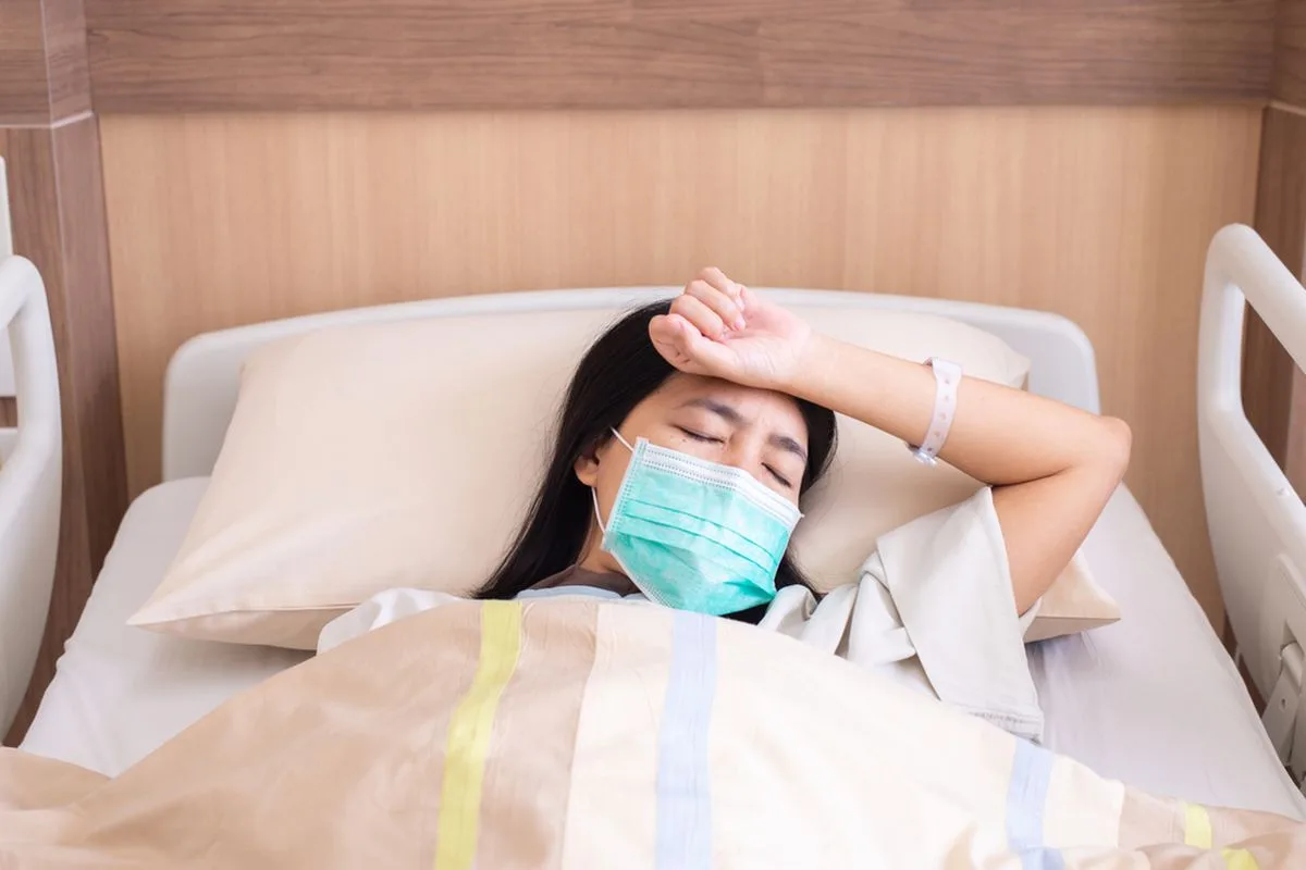 Các triệu chứng của HMPV tương tự cúm, bao gồm: ho, sốt, nghẹt mũi và khó thở.