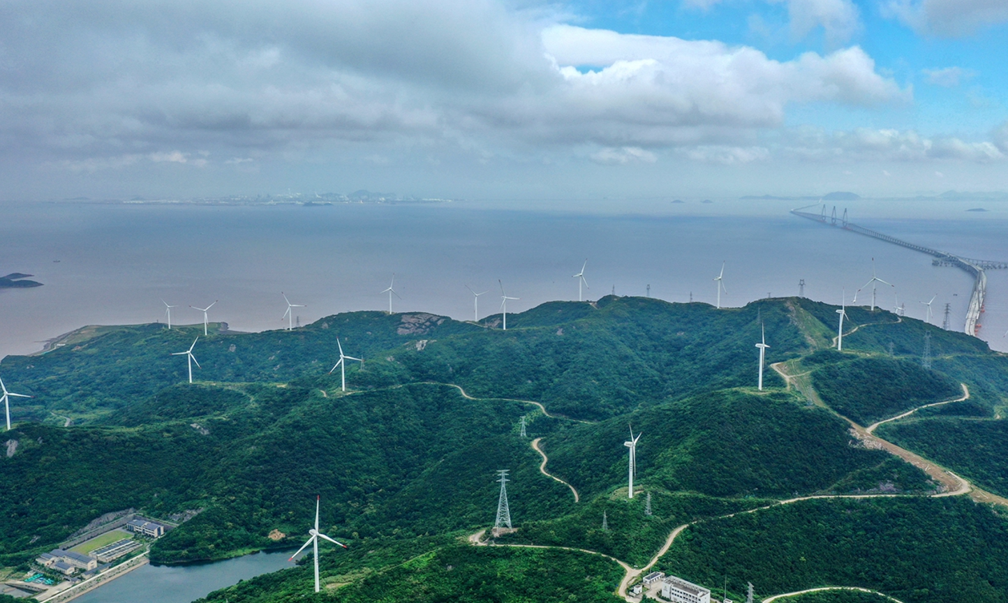 C&aacute;c tua-bin gi&oacute; ỏ Trang trại gi&oacute; Thương Cảng, th&agrave;nh phố Chu Sơn, tỉnh Chiết Giang đ&atilde; cung cấp h&agrave;ng triệu kilowatt-giờ điện xanh v&agrave;o lưới điện quốc gia, ước t&iacute;nh giảm được khoảng h&agrave;ng ngh&igrave;n tấn kh&iacute; thải carbon dioxide mỗi năm. Ảnh: cnsphoto.