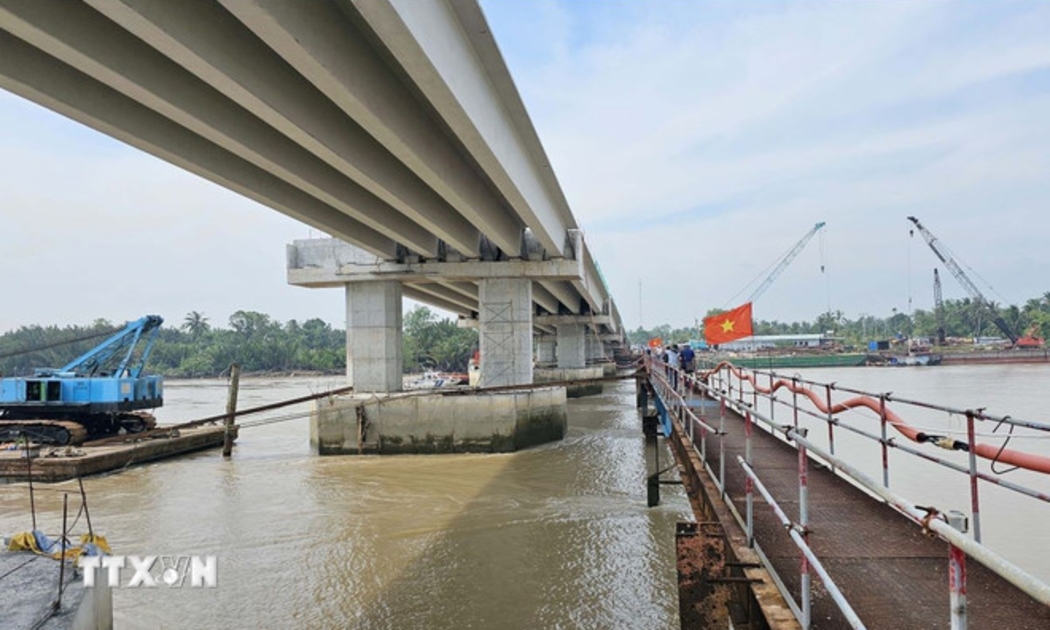 Cầu Đại Ngãi 2 nối huyện Cù Lao Dung giữa sông Hậu với đất liền phía Sóc Trăng chính thức được hợp long - Ảnh: Trung Hiếu/TTXVN.