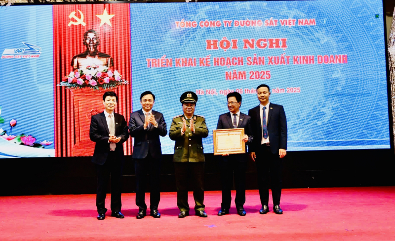 Trung tướng Nguyễn Đình Thuận, Cục trưởng Cục An ninh kinh tế trao tặng Bằng khen của Bộ Công an cho tập thể lãnh đạo Tổng Công ty Đường sắt Việt Nam.