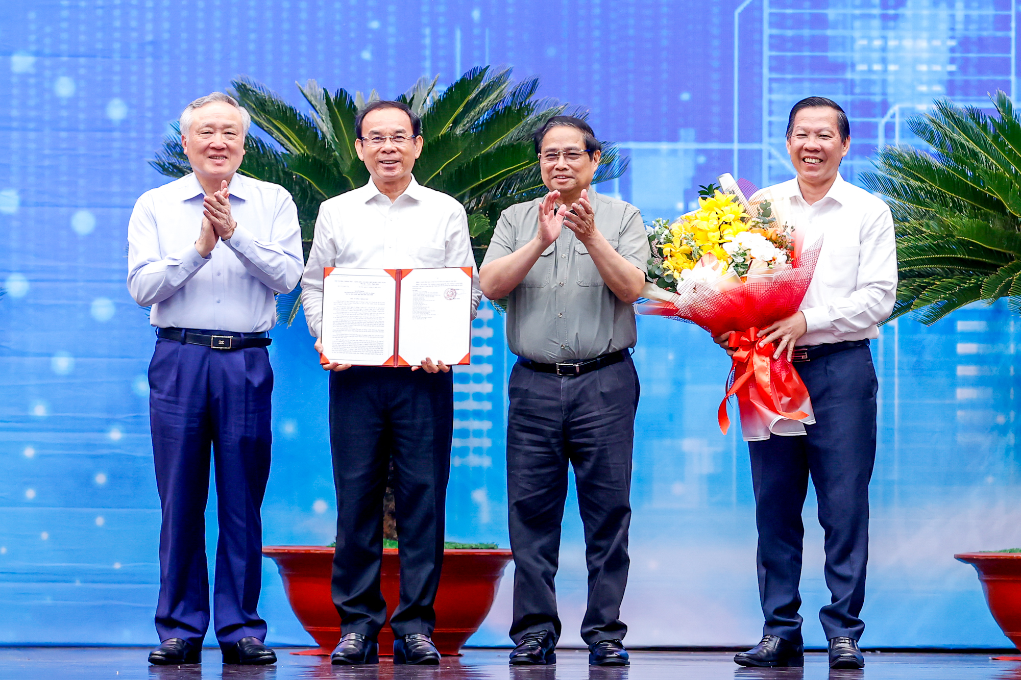 Thủ tướng Phạm Minh Chính và Phó Thủ tướng Nguyễn Hòa Bình chúc mừng lãnh đạo TP.HCM - Ảnh: VGP/Nhật Bắc.