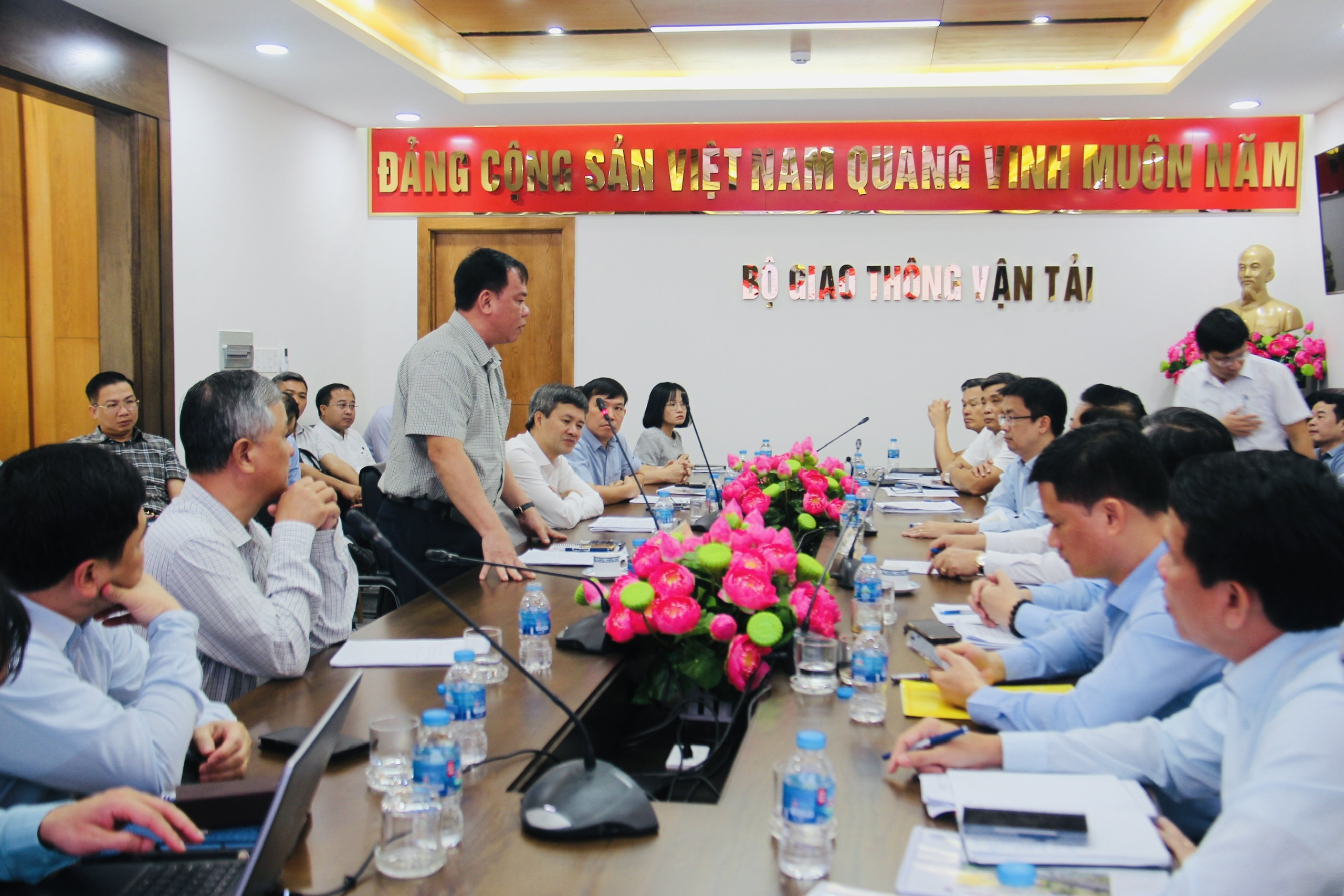 Ông Võ Tấn Đức, Chủ tịch UBND tỉnh Đồng Nai trình bày tại buổi làm việc