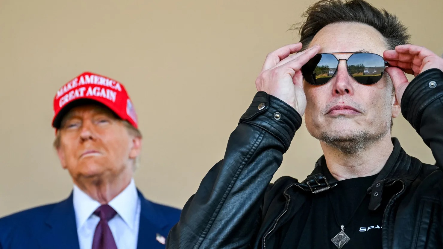 Tổng thống đắc cử Hoa Kỳ Donald Trump v&agrave; Elon Musk theo d&otilde;i vụ ph&oacute;ng chuyến bay thử nghiệm thứ s&aacute;u của t&ecirc;n lửa SpaceX Starship tại Brownsville, Texas, v&agrave;o ng&agrave;y 19 th&aacute;ng 11 năm 2024.
