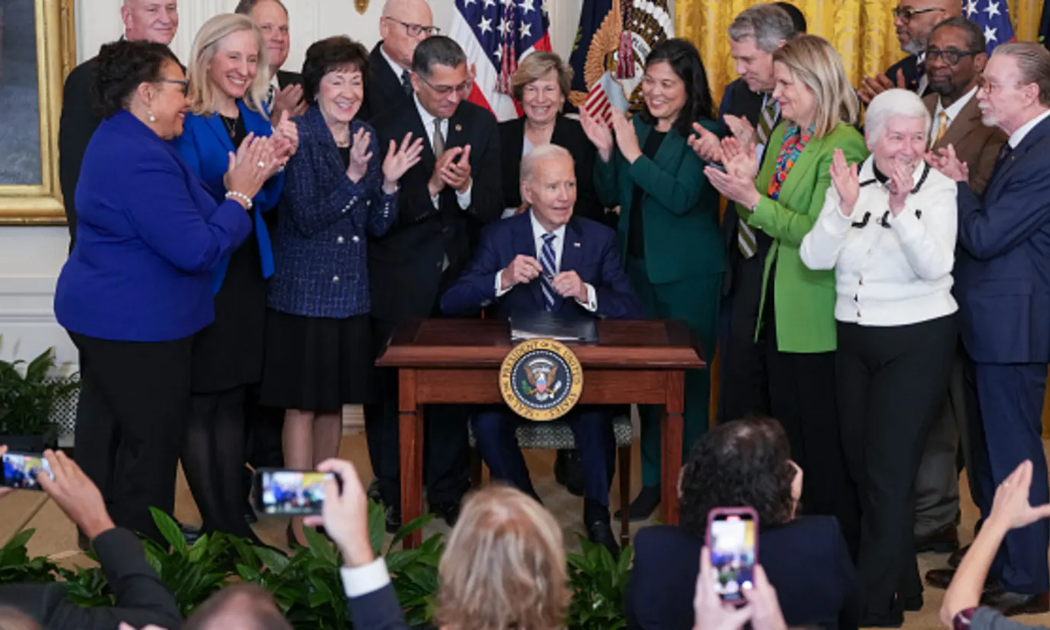 Ông Biden ký ban hành Đạo luật Công bằng An sinh Xã hội tại Nhà Trắng hôm 5/1/2025 - Ảnh: Getty Images