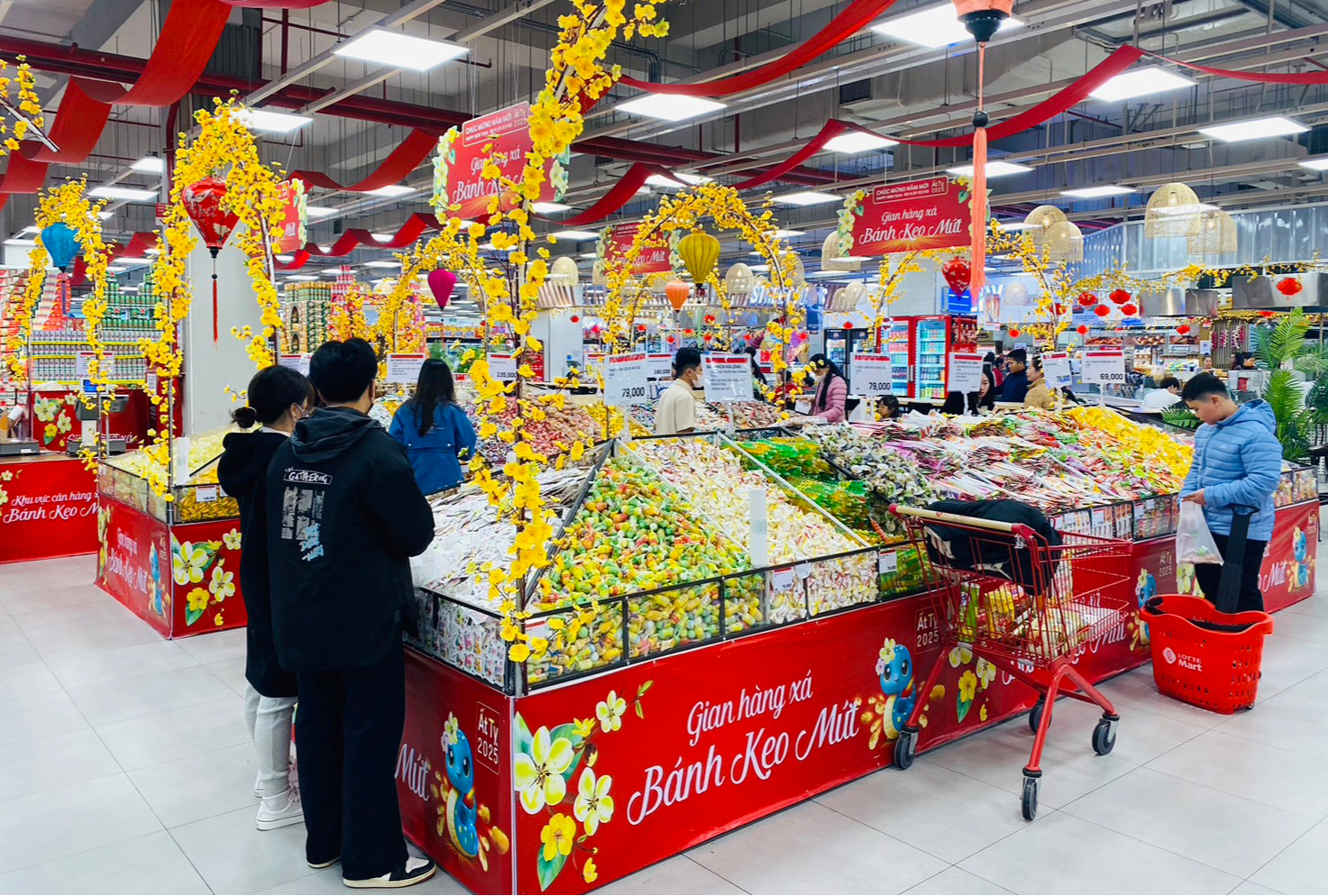 Nhằm kích cầu tiêu dùng, các doanh nghiệ bán lẻ đã đồng loạt triển khai nhiều chương trình khuyến mãi với các gian hàng đặc trưng cho Tết