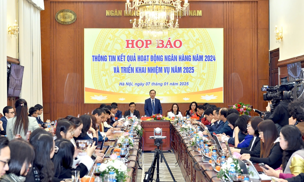 Phó Thống đốc Đào Minh Tú chủ trì họp báo.
