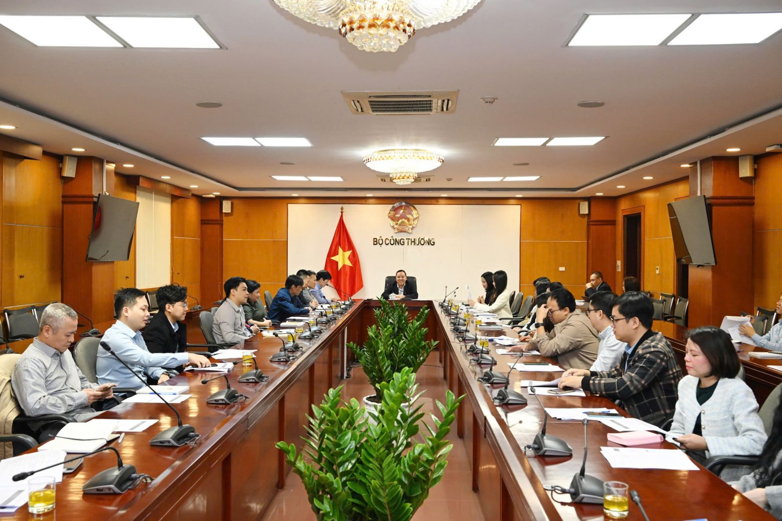 Thứ trưởng Bộ Công Thương. Nguyễn Hoàng Long chủ trì hội nghị.