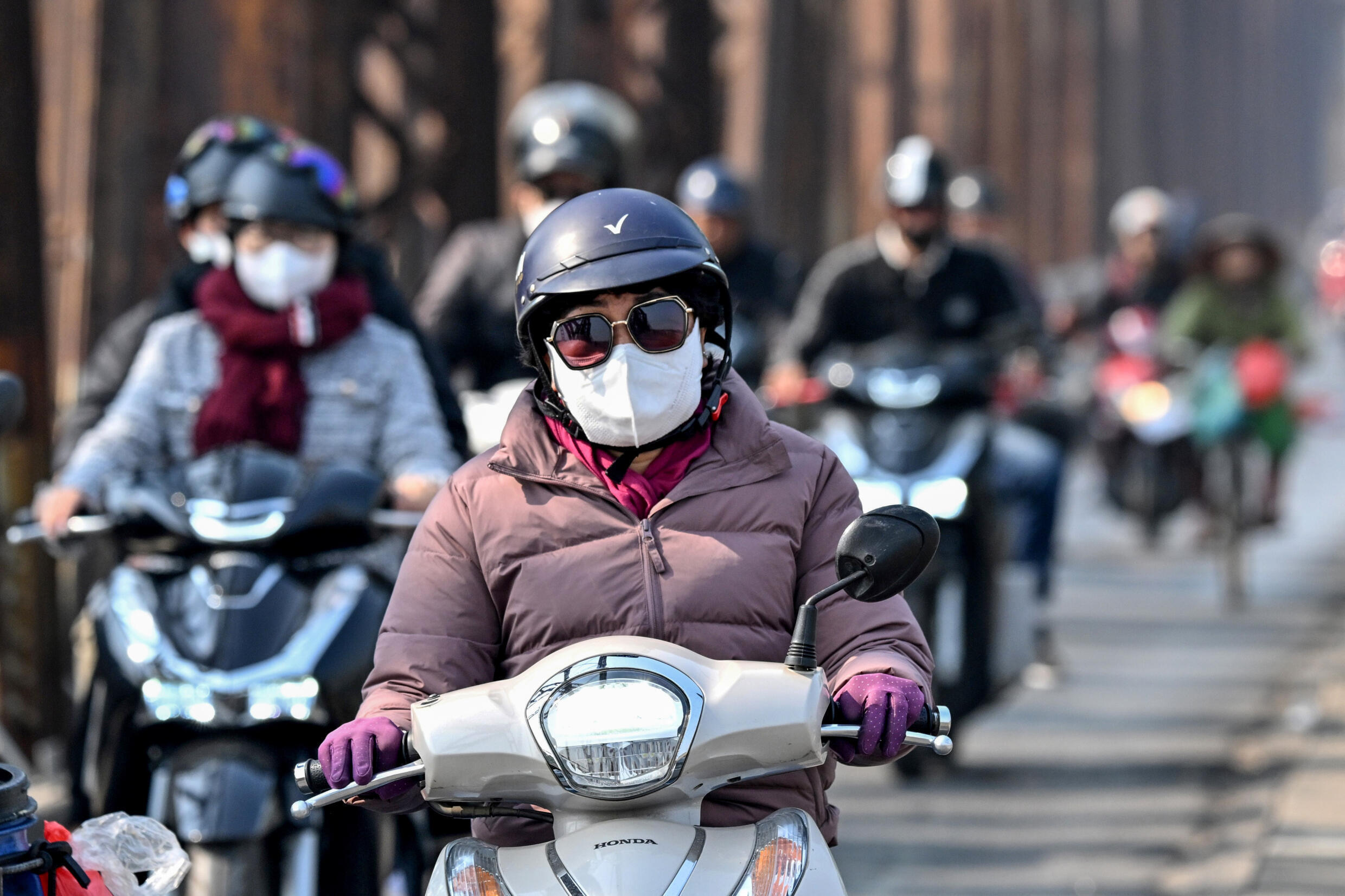 Với mức ô nhiễm rất xấu (AQI 201 - 300), người dân tuyệt đối tránh hoạt động ngoài trời hoặc tham gia các hoạt động gắng sức. Ảnh: France24.