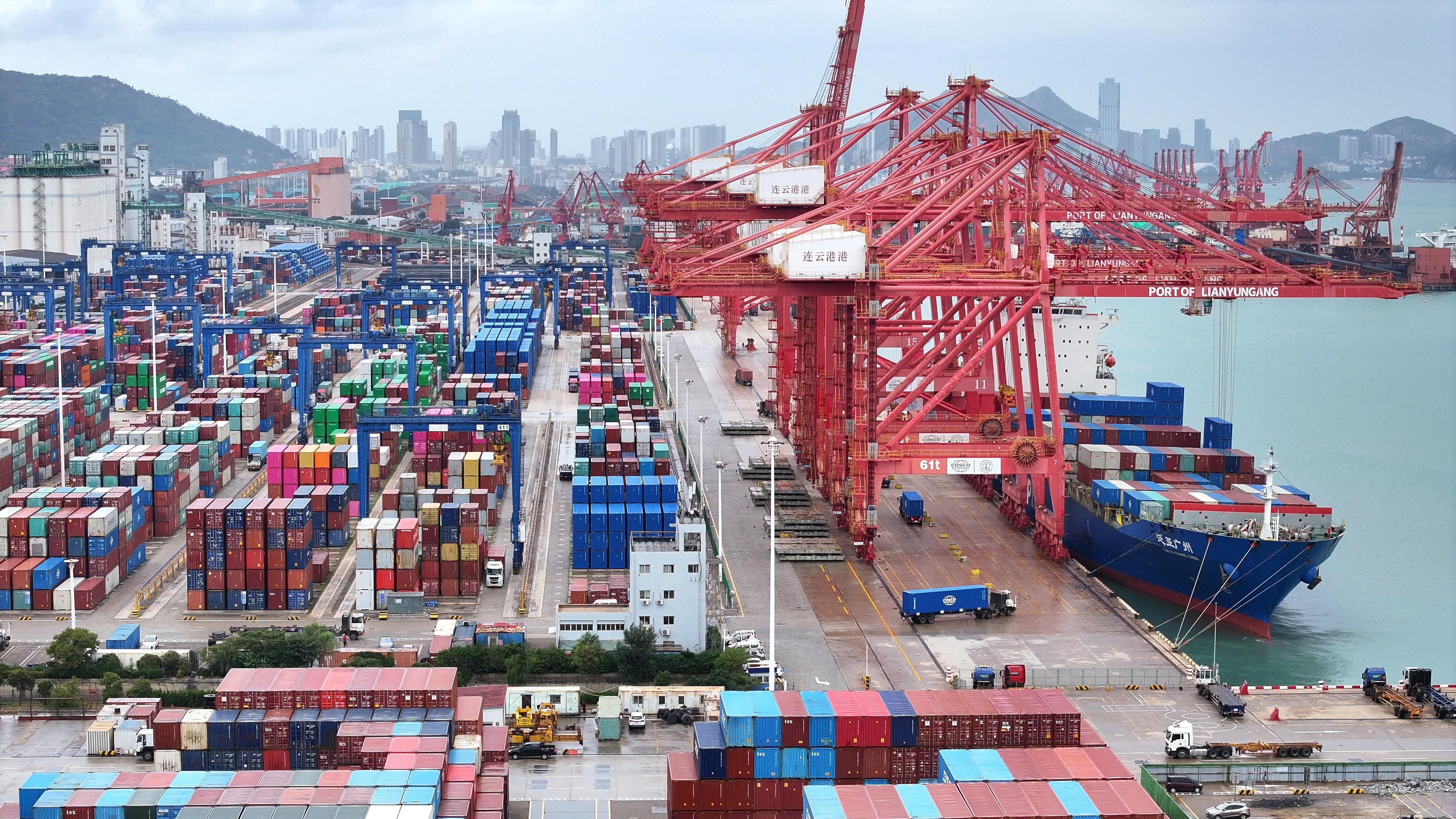 Container tại Liên Vân Cảng ở tỉnh Giang Tô, Trung Quốc - Ảnh: Reuters