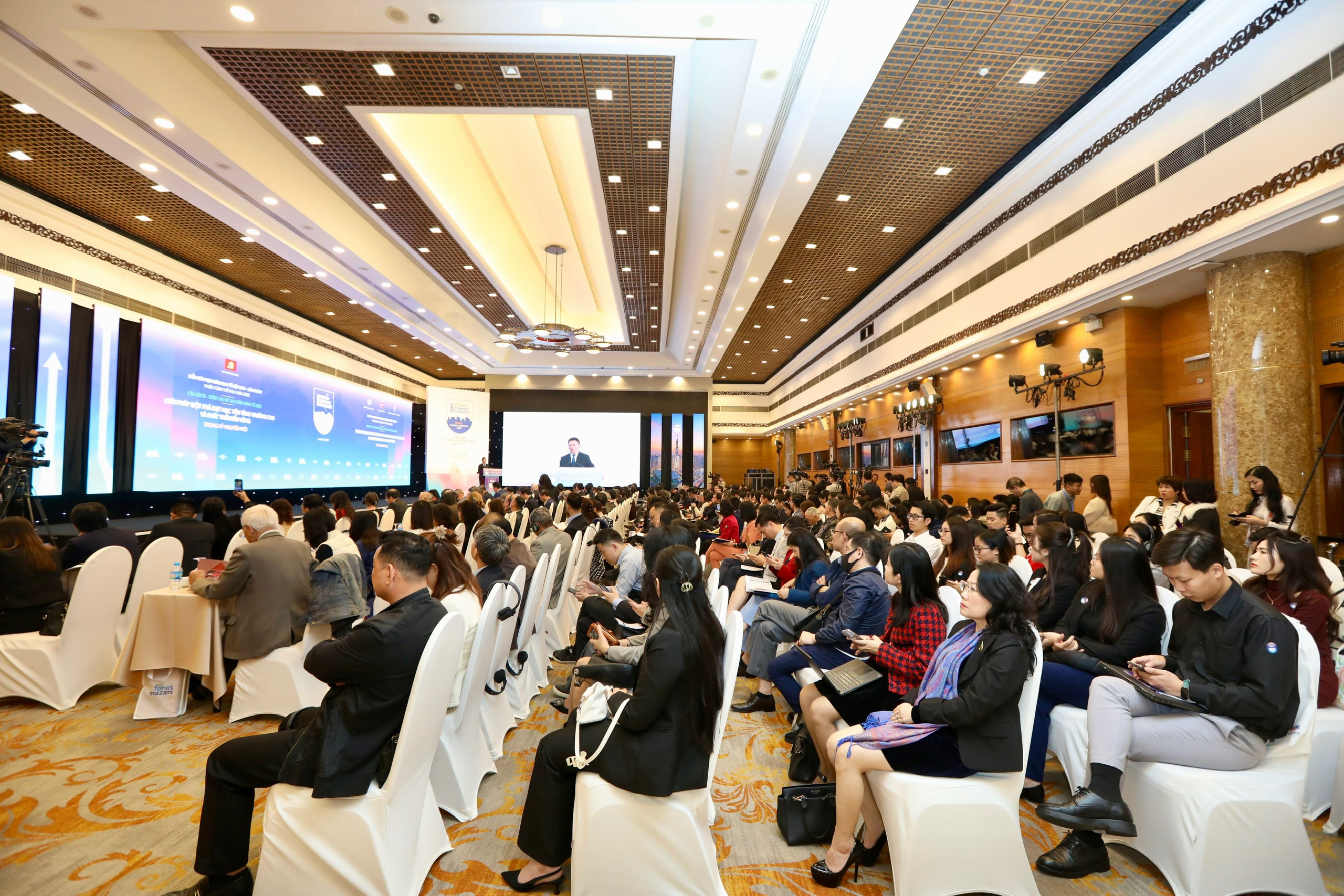 VESF 2025 l&agrave; diễn đ&agrave;n kinh tế thường ni&ecirc;n do Hội Khoa học Kinh tế Việt Nam phối hợp với Hiệp hội Doanh nghiệp nhỏ v&agrave; vừa Việt Nam (VINASME) v&agrave; Tạp ch&iacute; Kinh tế Việt Nam/VnEconomy tổ chức Ng&agrave;y 7/1/2025.