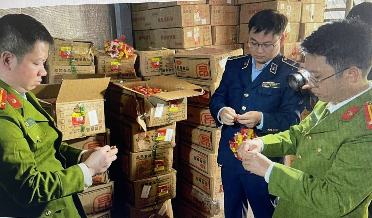 Lực lượng quản lý thị trường Hà Nội phát hiện và tạm giữ 13.564 kg thực phẩm bao gói sẵn là xúc xích, kẹo và các sản phẩm từ thịt động vật.