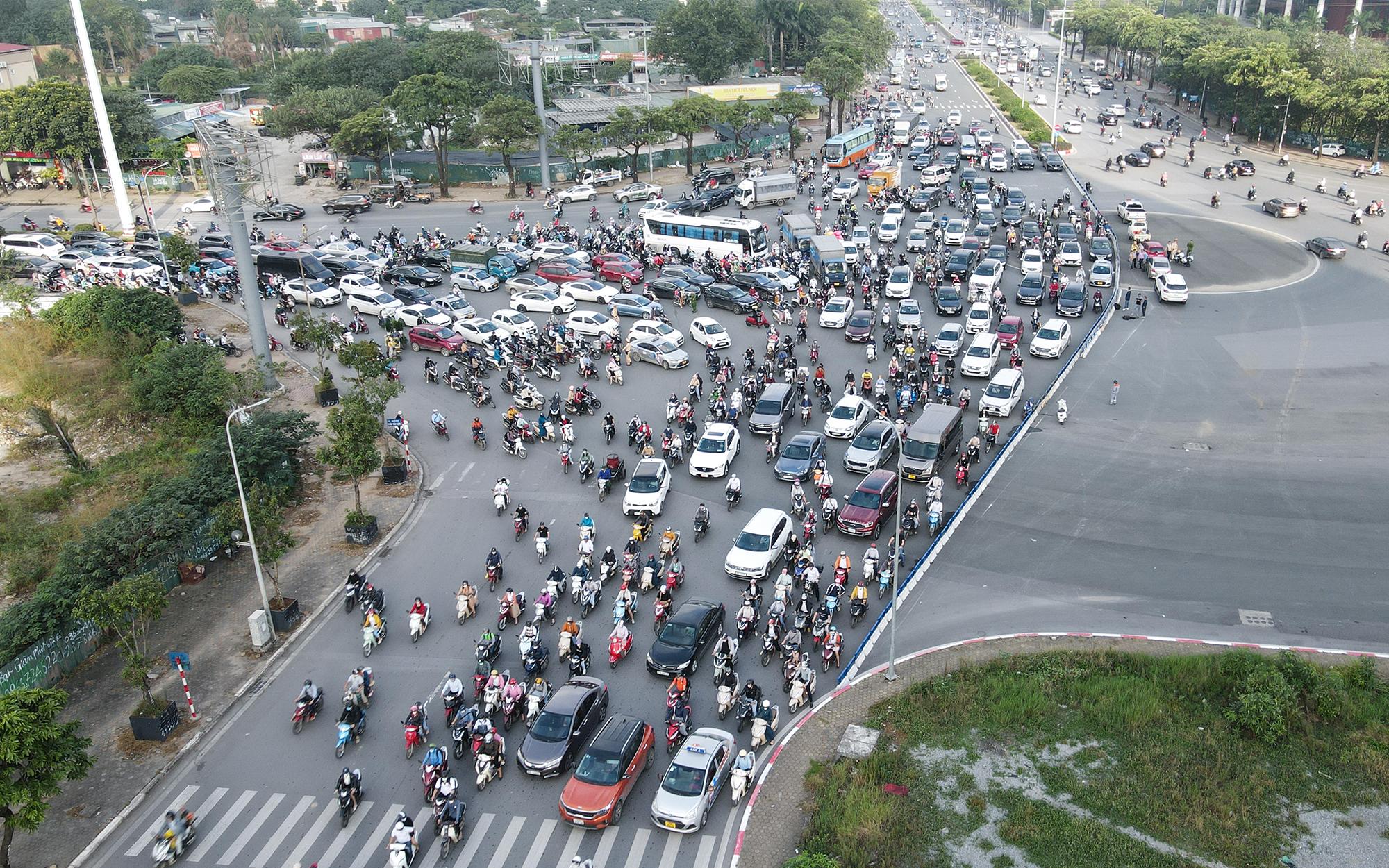 Một số nút giao thông trọng điểm tại Hà Nội thường xuyên xảy ra tình trạng ùn tắc.