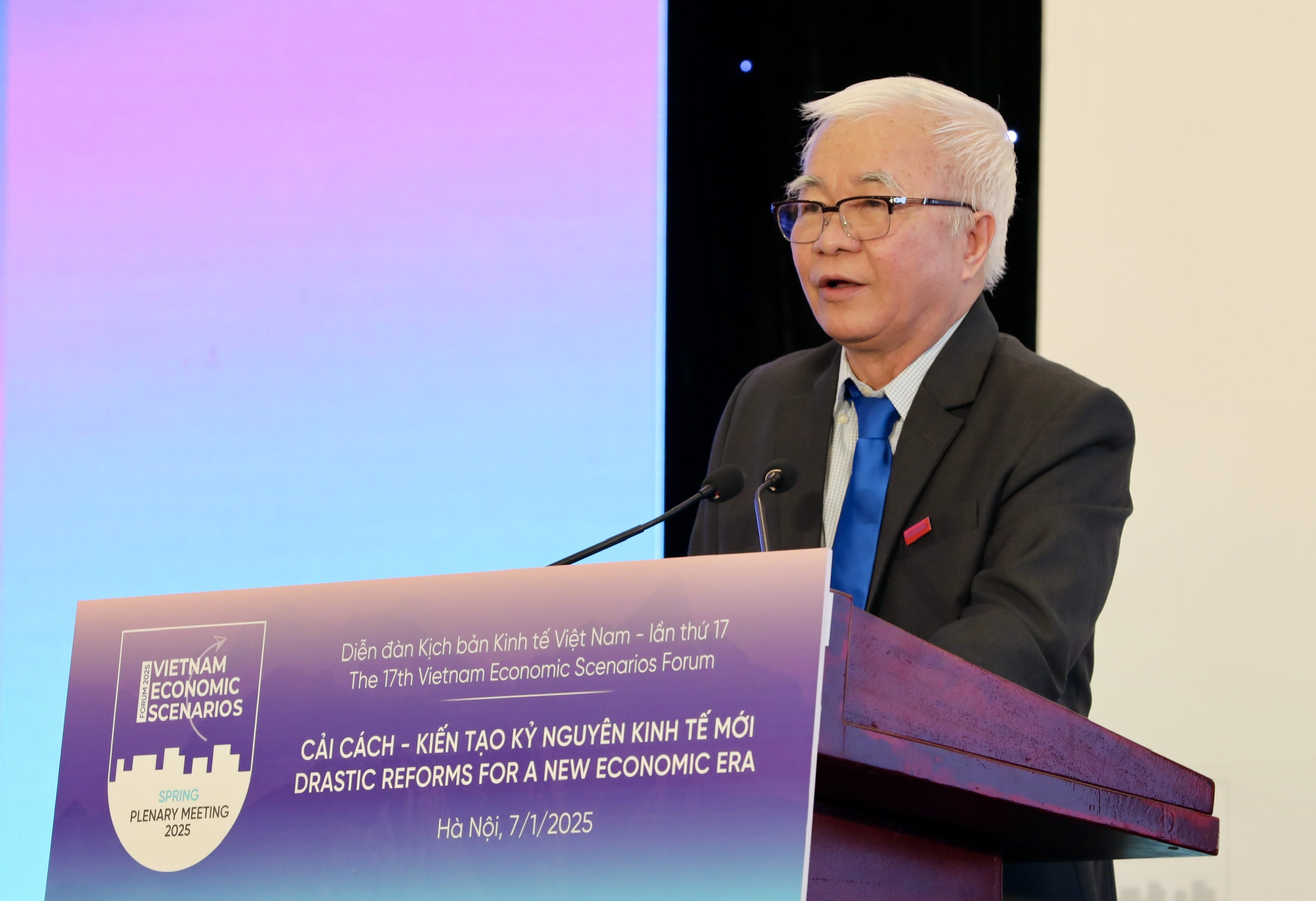 TS Chử Văn Lâm, Tổng biên tập Tạp chí Kinh tế Việt Nam/Vneconomy phát biểu khai mạc tại Diễn đàn. Ảnh: Việt Dũng