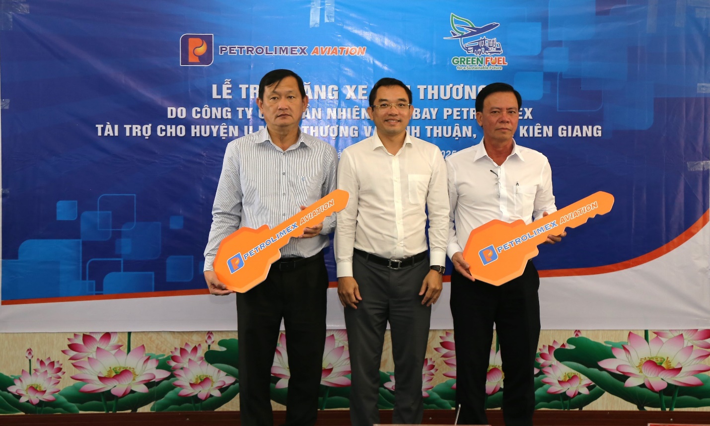 Ông Nguyễn Văn Học - Bí thư Đảng ủy, Ủy viên HĐQT, Tổng Giám đốc Petrolimex Aviation trao tặng 2 xe cứu thương cho Ông Nguyễn Việt Trung - Huyện ủy viên, Phó Chủ tịch UBND huyện U Minh Thượng và Ông Nguyễn Văn Đức - Phó Chủ tịch UBND huyện Vĩnh Thuận.
