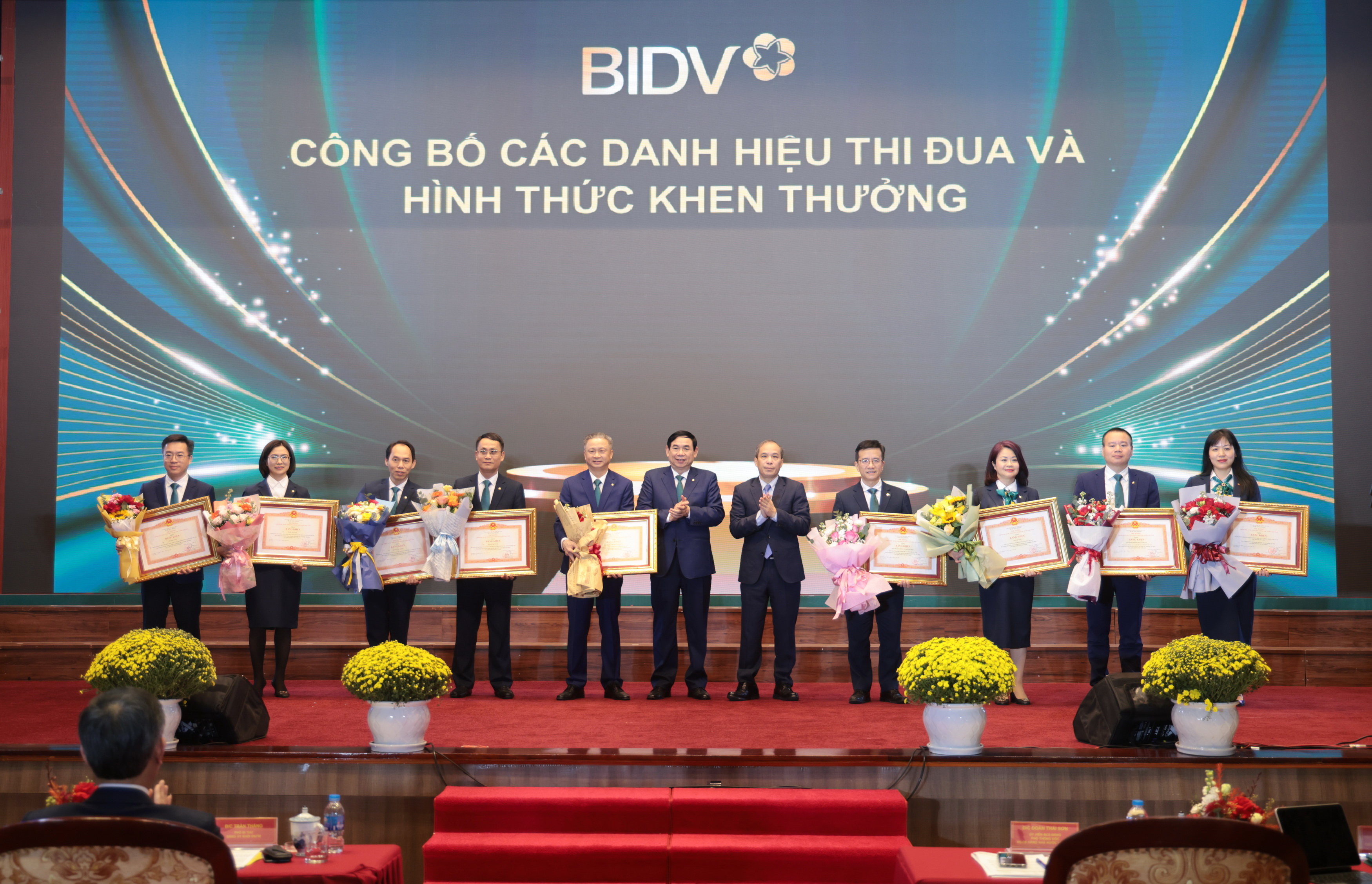 Các đơn vị, cá nhân thuộc BIDV đón nhận Bằng khen của Thủ tướng Chính phủ.