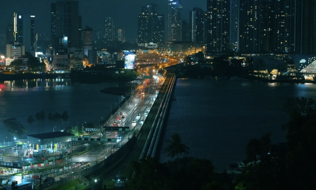 Giao thông trên tuyến đường nối giữa Johor và Singapore - Ảnh: Bloomberg.