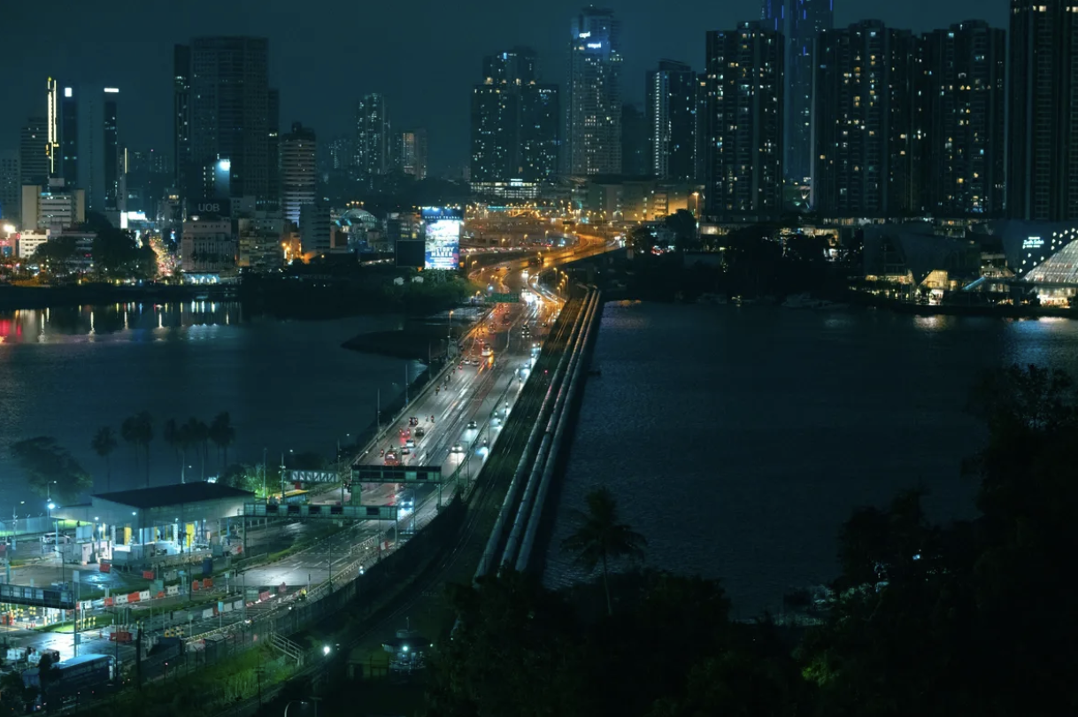 Giao thông trên tuyến đường nối giữa Johor và Singapore - Ảnh: Bloomberg.