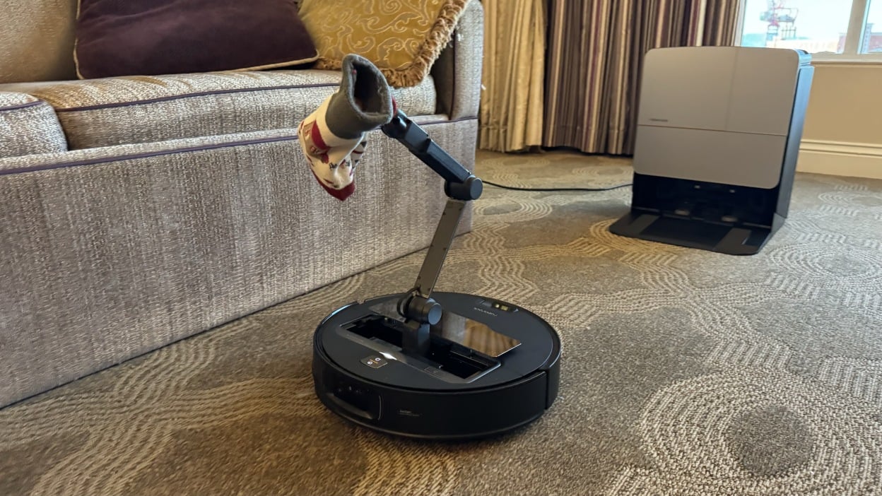 Roborock Saros Z70 l&agrave; robot h&uacute;t bụi đầu ti&ecirc;n trang bị 