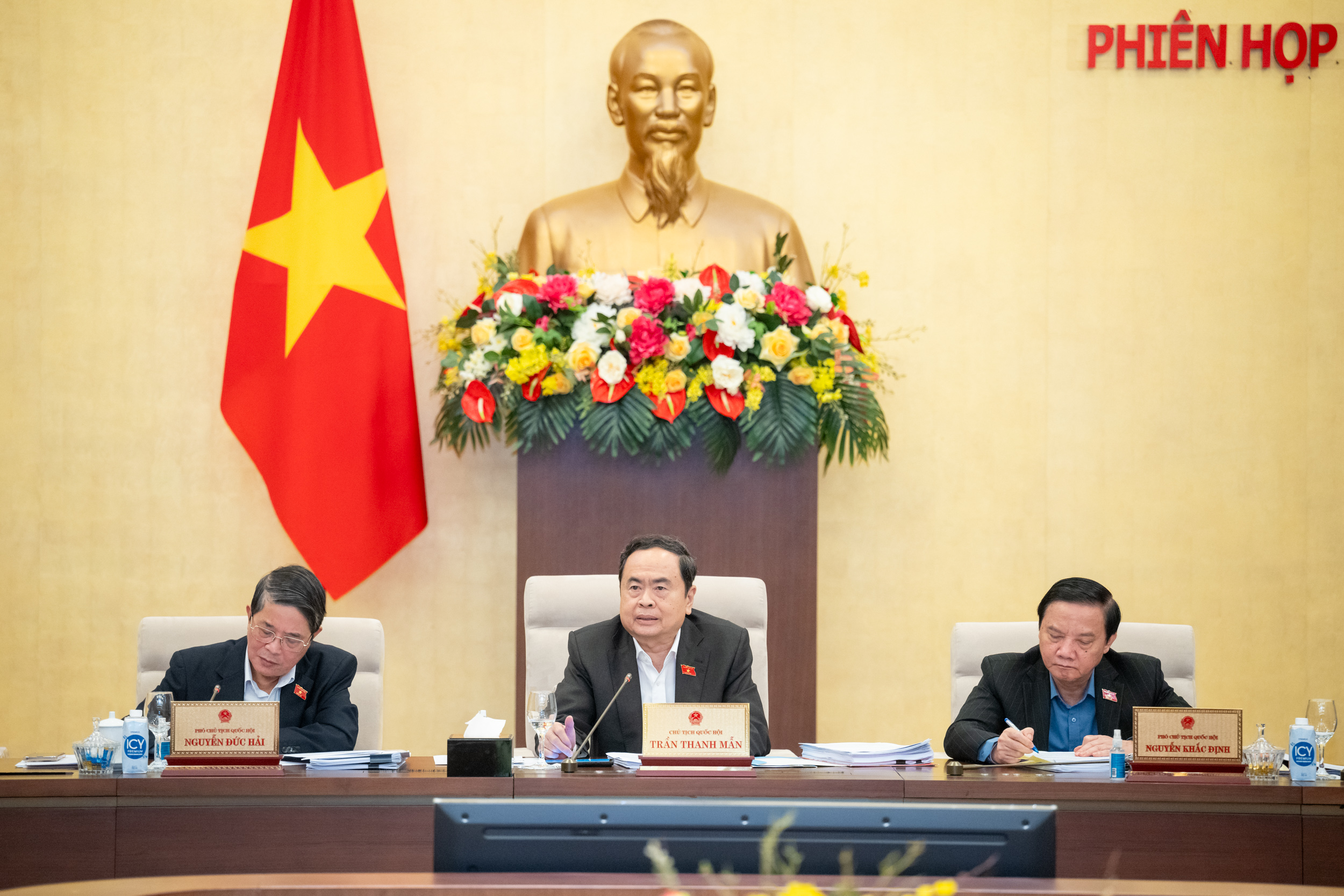 Chủ tịch Quốc hội Trần Thanh Mẫn cho &yacute; kiến tại phi&ecirc;n họp.