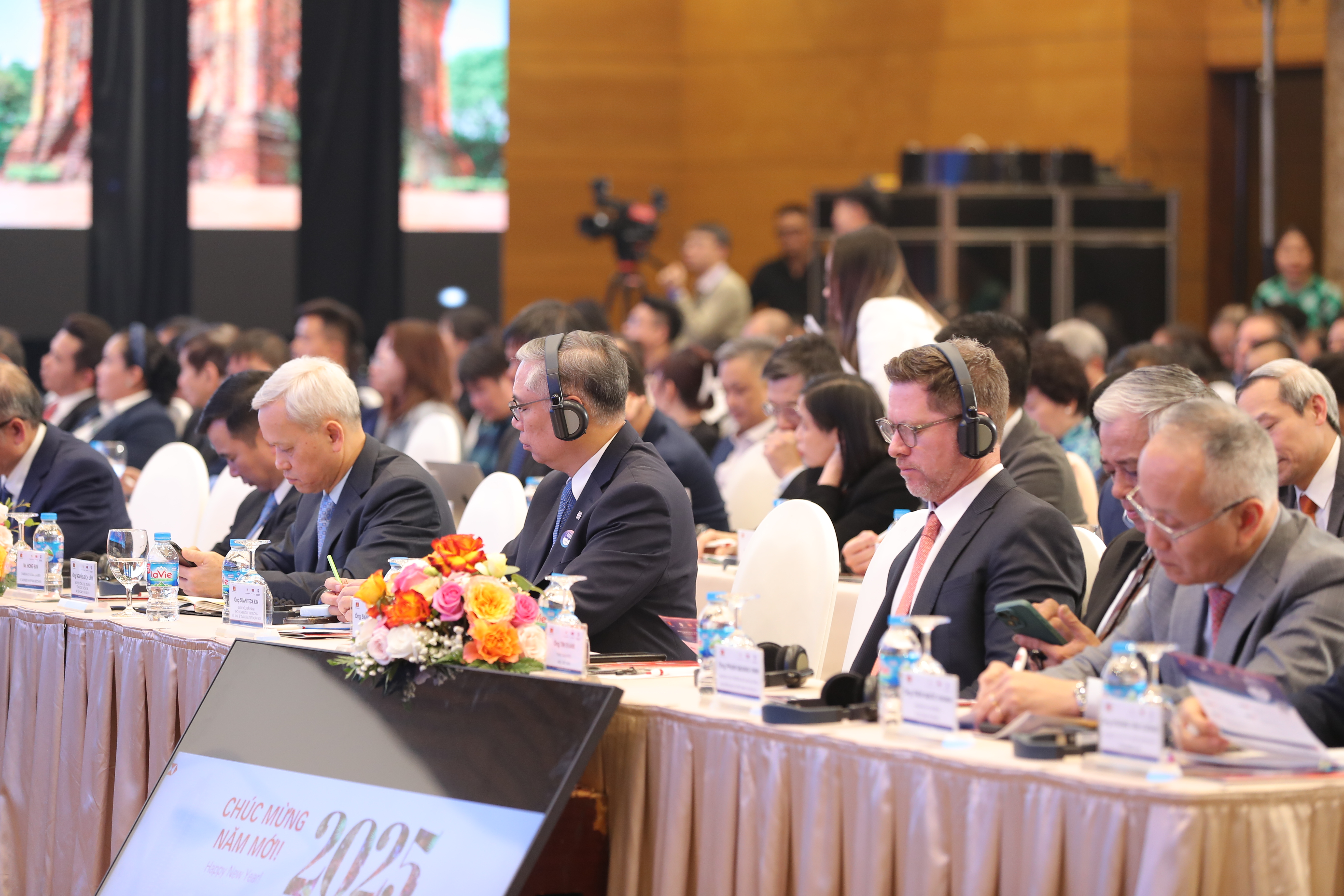 Với n&ocirc;̣i dung được chu&acirc;̉n bị c&ocirc;ng phu, Diễn đ&agrave;n VESF 2025 đ&atilde; thu hút được sự tham dự của r&acirc;́t nhi&ecirc;̀u chuy&ecirc;n gia kinh t&ecirc;́ đ&acirc;̀u ngành, các nhà quản lý c&acirc;́p cao cũng như lãnh đạo các doanh nghi&ecirc;̣p lớn của đ&acirc;́t nước. VESF 2025 ghi nhận rất nhiều những &yacute; kiến trăn trở, băn khoăn về nền kinh tế của đất nước trong năm 2025 v&agrave; triển vọng 2026 - 2030.&nbsp;