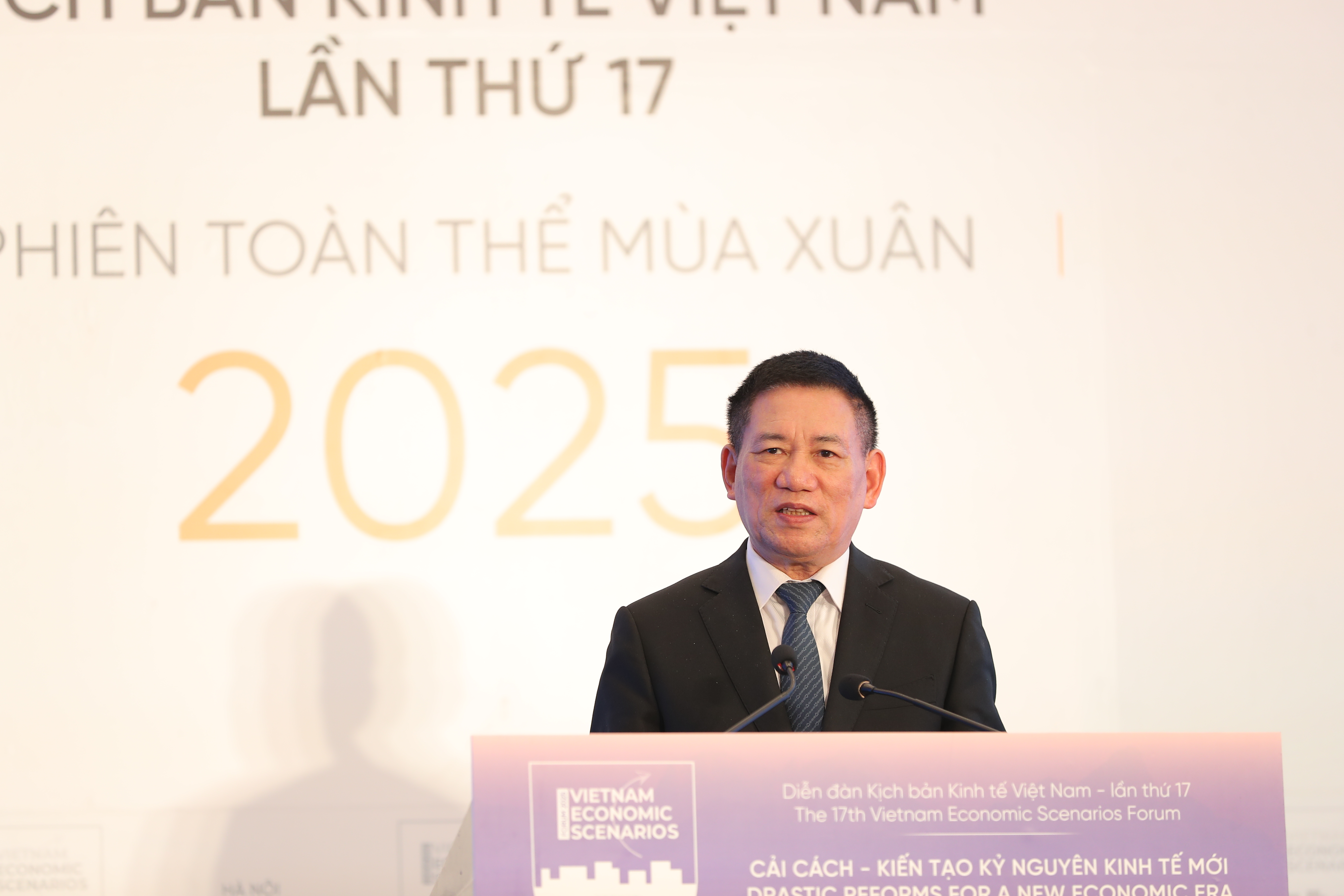 Theo Phó Thủ tướng, Chính phủ đang tập trung thực hiện 3 giải pháp đột phá được Đại hội XIII của Đảng đề ra, đó là hoàn thiện thể chế, xây dựng kết cấu hạ tầng và phát triển nguồn nhân lực. Hiện, Việt Nam đang chuyển sang nền kinh tế xanh, kinh tế số để hướng tới mục tiêu tăng trưởng với chất lượng cao nhất, mạnh mẽ và bền vững nhất. Do đó, cần làm rõ nội hàm, các yếu tố thúc đẩy để đạt được nền kinh tế xanh, kinh tế số.
