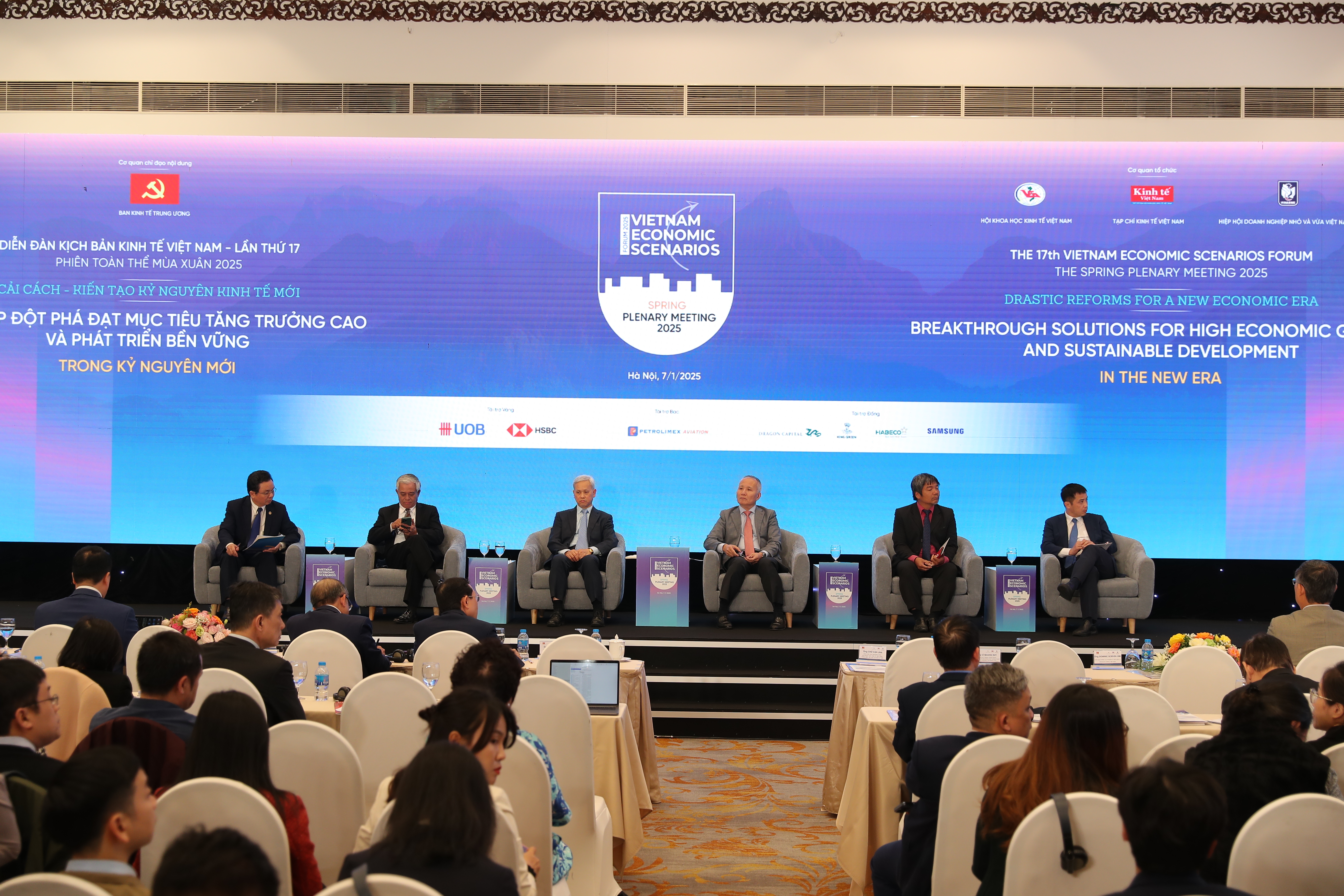 Tại phi&ecirc;n thảo lu&acirc;̣n,&nbsp;c&aacute;c chuy&ecirc;n gia, diễn giả đ&atilde; thảo luận về c&aacute;c điểm t&iacute;ch cực v&agrave; hạn chế, vướng mắc hiện tại của c&aacute;c nguồn lực, động lực tăng trưởng truyền thống, từ đ&oacute; hiến kế, đề xuất c&aacute;c giải ph&aacute;p vừa ph&aacute;t huy được những cơ hội, vừa xoay chuyển, h&oacute;a giải được c&aacute;c th&aacute;ch thức, để tạo sức bật, nền tảng ổn định, l&agrave;m điểm tựa cho tăng trưởng kinh tế trong giai đoạn mới...