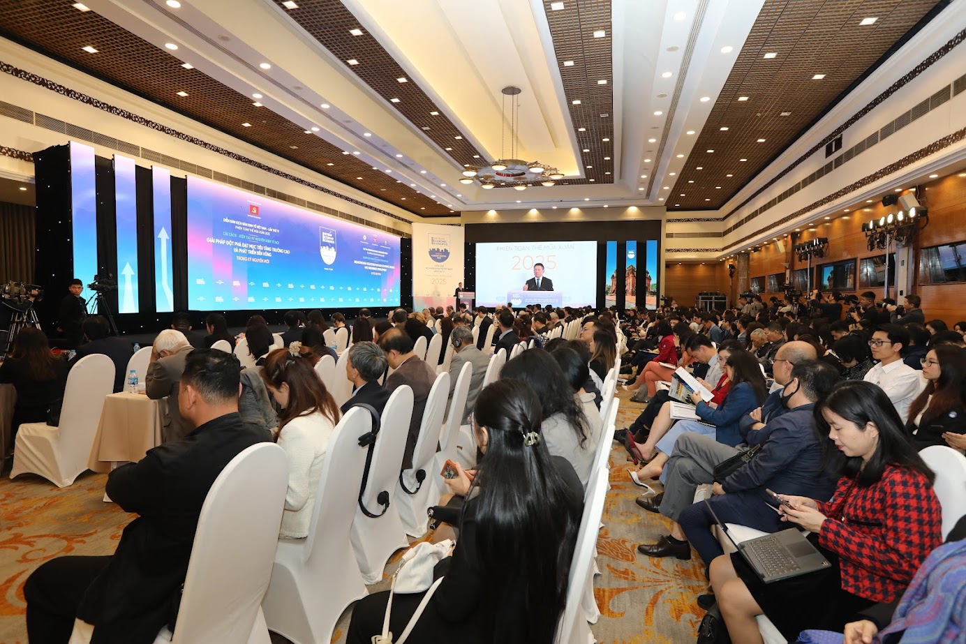 Toàn cảnh Diễn đàn Kịch bản Kinh tế Việt Nam năm 2025.