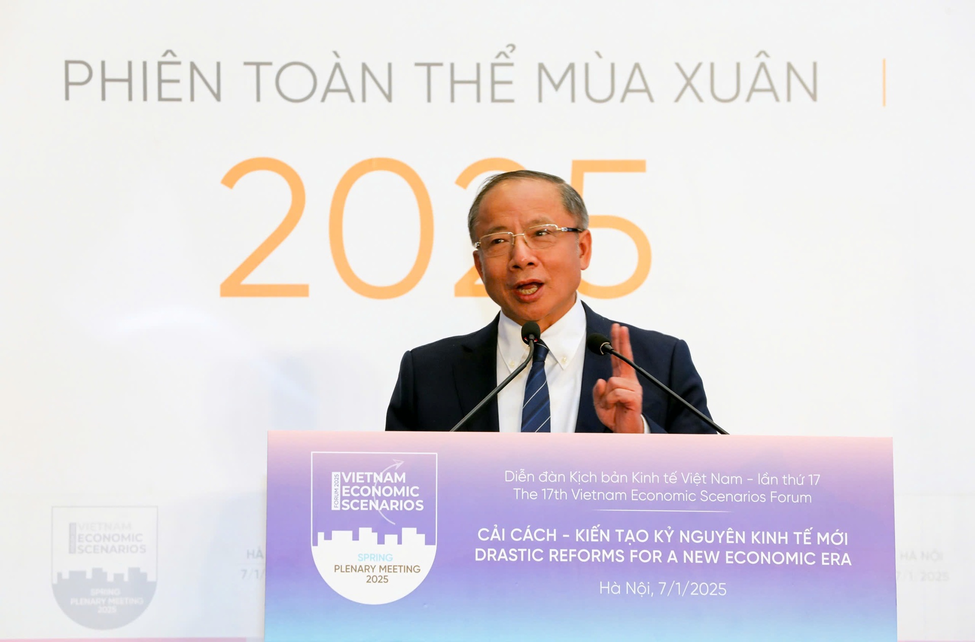 &ldquo;Ch&uacute;ng t&ocirc;i tin tưởng những &yacute; kiến đ&oacute;ng g&oacute;p t&acirc;m huyết, giải ph&aacute;p đột ph&aacute; được tổng hợp tại Diễn đ&agrave;n sẽ g&oacute;p v&agrave;o nỗ lực chung của đất nước với mục ti&ecirc;u kiến tạo v&agrave; vững bước ti&ecirc;n phong, đưa Việt Nam v&agrave;o kỷ nguy&ecirc;n mới, kỷ nguy&ecirc;n vươn m&igrave;nh của d&acirc;n tộc, như Tổng B&iacute; thư T&ocirc; L&acirc;m đ&atilde; chỉ đạo&rdquo;,&nbsp;Tiến sỹ Nguyễn Văn Th&acirc;n n&oacute;i.