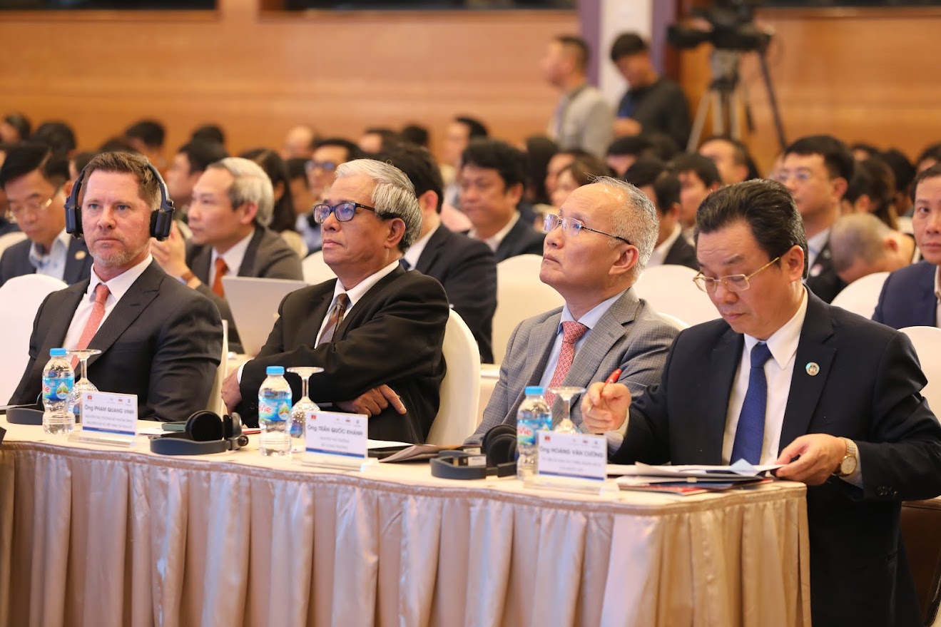 Diễn đàn VESF 2025 đã ghi nhận rất nhiều những ý kiến trăn trở, băn khoăn về nền kinh tế của đất nước trong năm 2025 và triển vọng 2026 - 2030