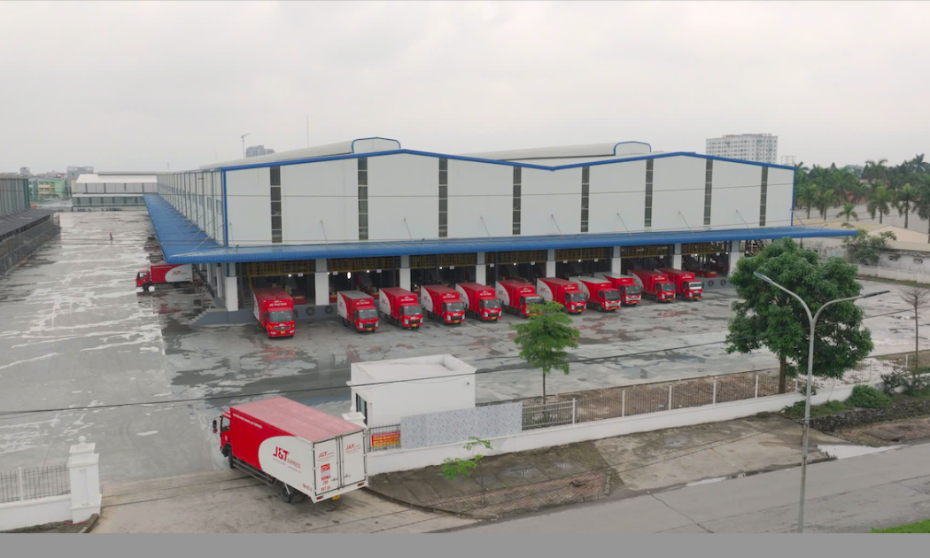 Trung tâm Trung chuyển J&T Express Hà Nội có diện tích 38.000 m2, 23 cổng hàng vào và 150 cổng hàng ra.