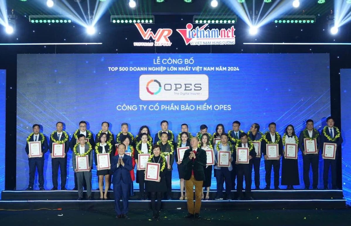 B&agrave; Phạm Thị Hương Giang - Gi&aacute;m đốc Truyền th&ocirc;ng & Tiếp thị của OPES, đại diện nhận Giải thưởng Top 500 doanh nghiệp lớn nhất tại Việt Nam năm 2024.