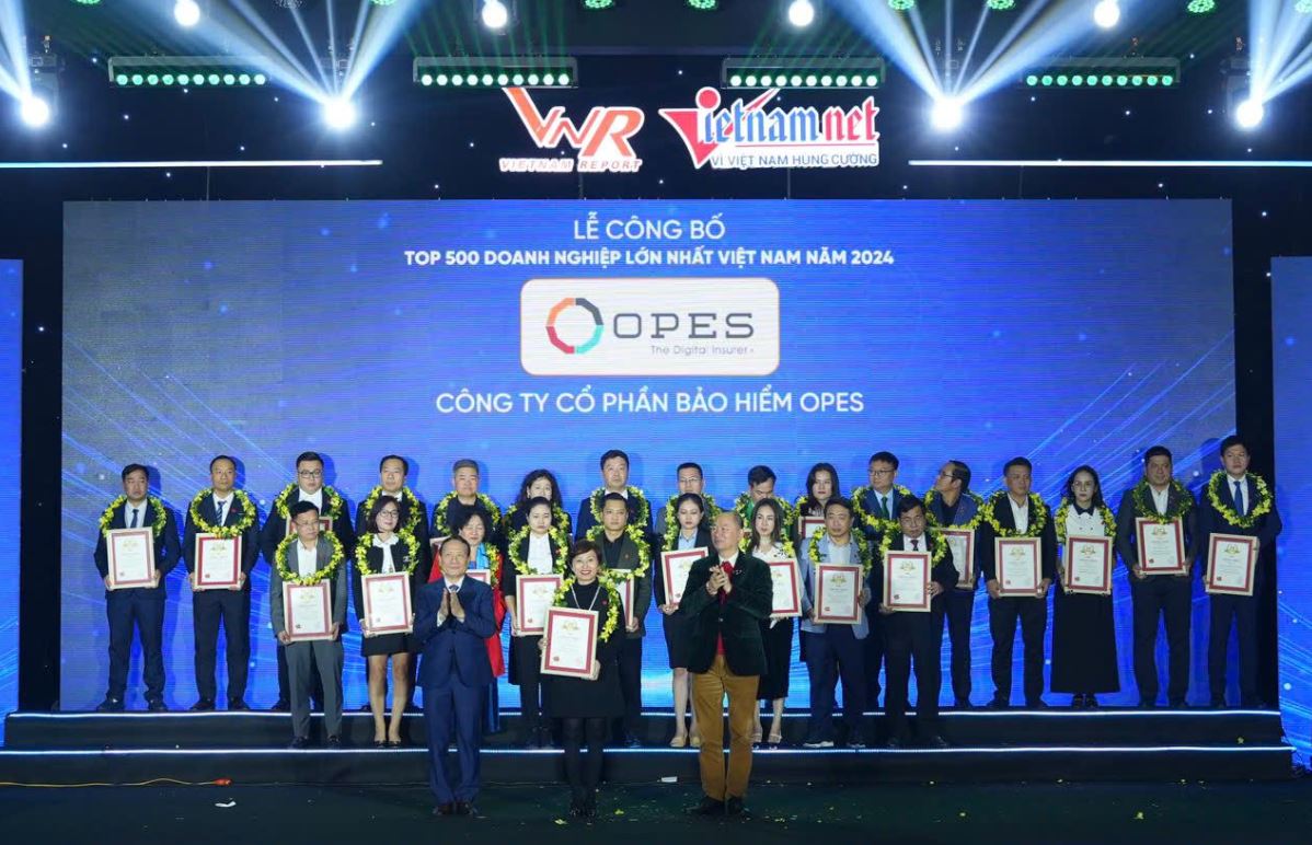Bà Phạm Thị Hương Giang - Giám đốc Truyền thông & Tiếp thị của OPES, đại diện nhận Giải thưởng Top 500 doanh nghiệp lớn nhất tại Việt Nam năm 2024.