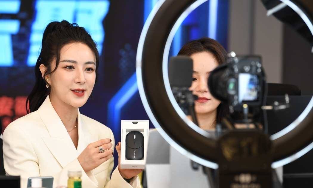 Để trốn tránh nghĩa vụ kinh doanh trên các sàn thương mại điện tử, nhiều người bán đang tận dụng livestream như cầu nối tiếp cận khách hàng, từ đó điều hướng khách hàng sang giao dịch tại nền tảng khác - Ảnh minh hoạ.