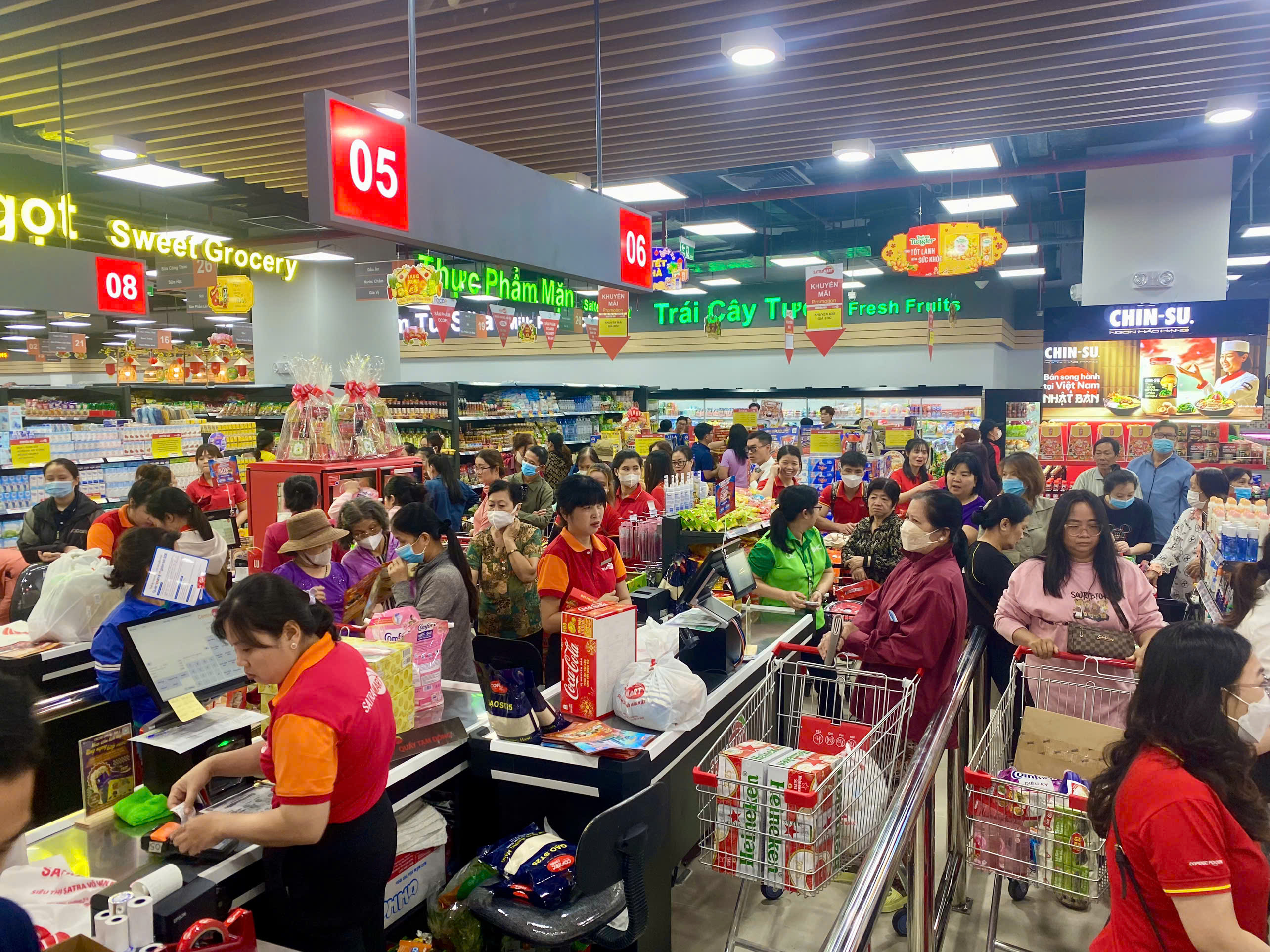 Người tiêu dùng xếp hàng chờ đến lượt thanh toán do nhu cầu mua sắm, tiêu dùng của người dân tăng cao cận Tết Nguyên đán.