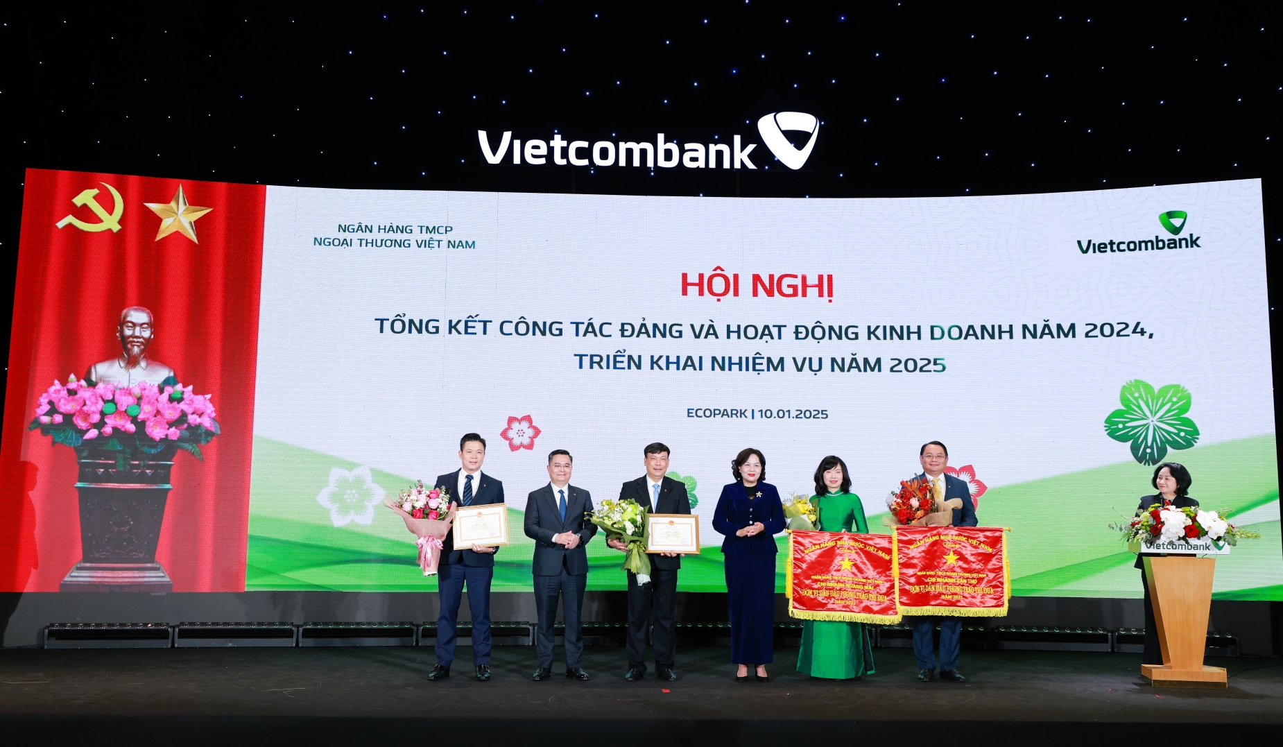Bà Nguyễn Thị Hồng - UV BCH Trung ương Đảng, Thống đốc Ngân hàng Nhà nước Việt Nam (thứ 4 từ trái sang) trao cờ Thi đua của NHNN và Bằng khen Thống đốc cho 4 đơn vị của Vietcombank.