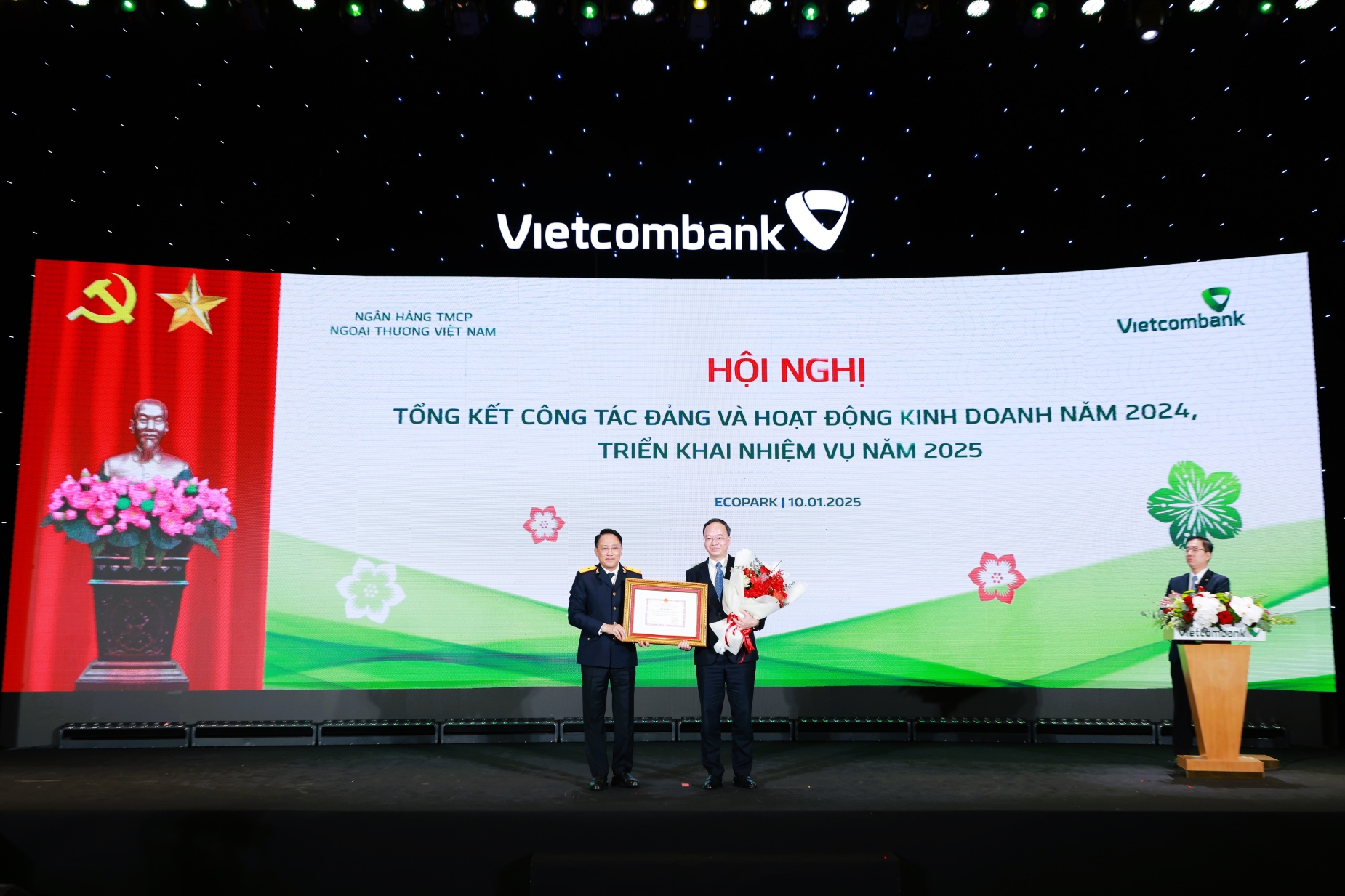 Đại diện Vietcombank, đ/c L&ecirc; Quang Vinh - Ủy vi&ecirc;n Ban Thường vụ Đảng ủy, Ph&oacute; Tổng Gi&aacute;m đốc phụ tr&aacute;ch Ban Điều h&agrave;nh nhận Bằng khen của Tổng Cục Thuế.