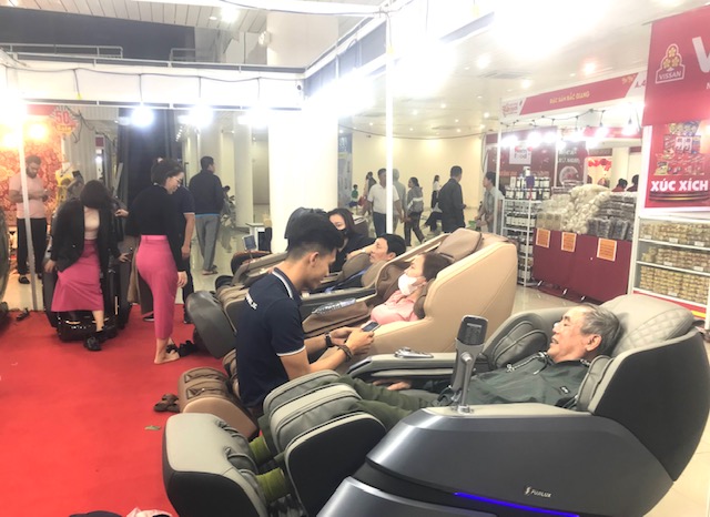 Sản phẩm ghế Massage Fuyi Luxury được nhiều khách hàng cao tuổi quan tâm dùng  phục vụ chăm sóc sức khỏe. Ảnh Ngô Anh Văn