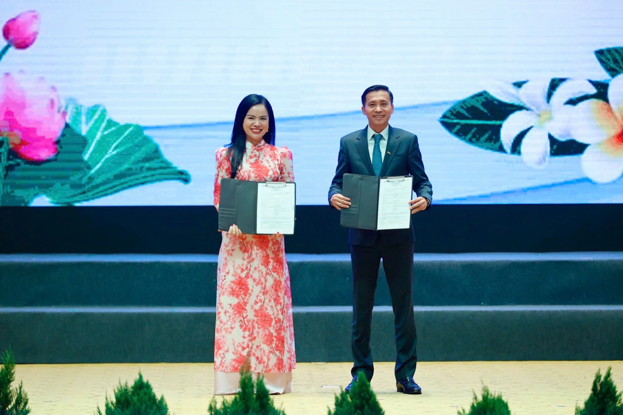 Bà Nguyễn Thị Thanh Bình, Chủ tịch Công ty TNHH MTV điện gió Savan 1 và ông Phạm Như Ánh, Tổng giám đốc Ngân hàng TMCP Quân Đội (MB) trao thỏa thuận thu xếp vốn cho dự án điện gió Savan 1. (Ảnh Nhật Bắc/VGP).