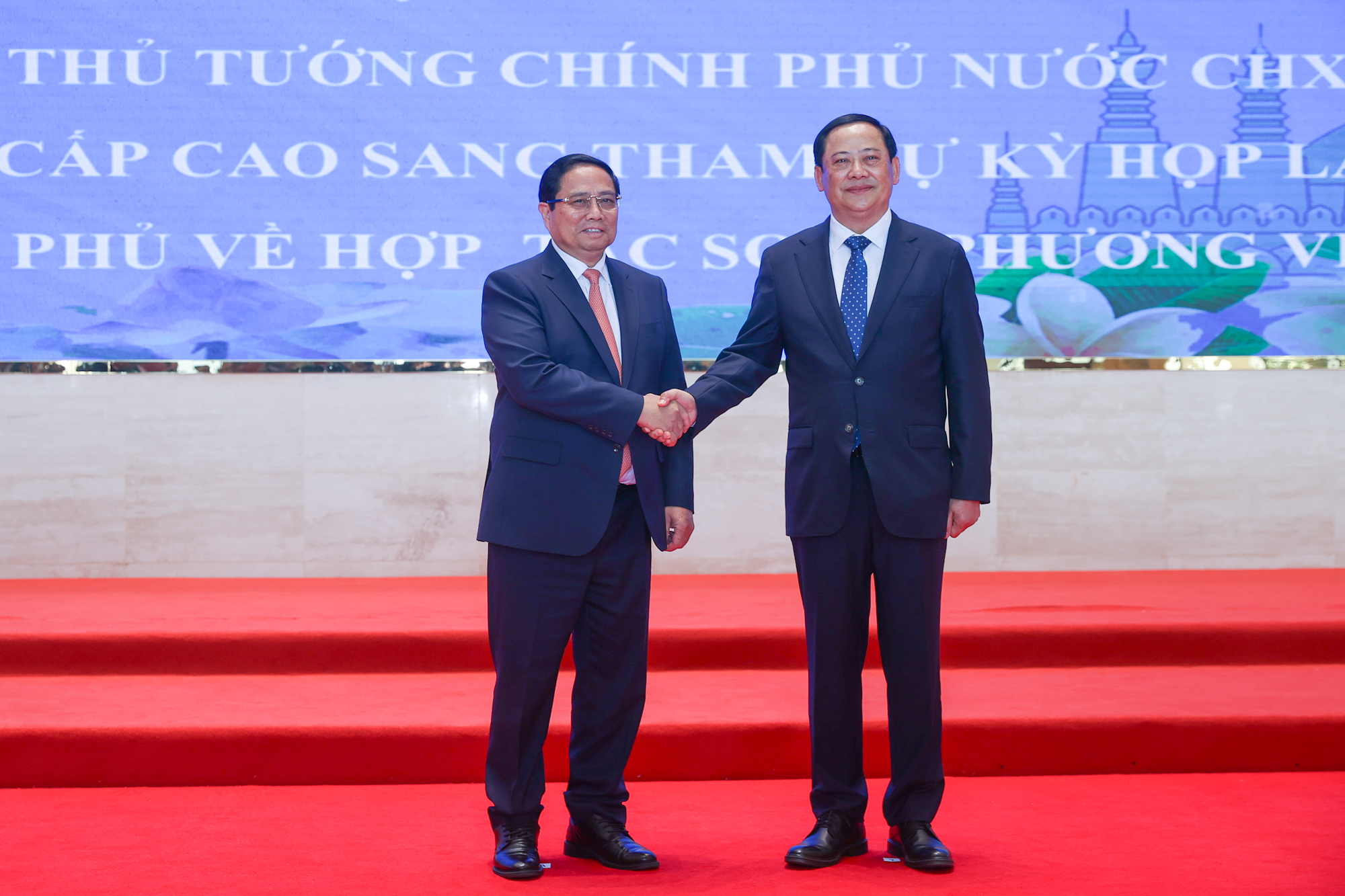 Thủ tướng Lào Sonexay Siphandone nhiệt liệt chào đón Thủ tướng Phạm Minh Chính tới Thủ đô Vientiane đồng chủ trì kỳ họp lần thứ 47 Ủy ban liên Chính phủ về hợp tác song phương Việt Nam-Lào - Ảnh: VGP