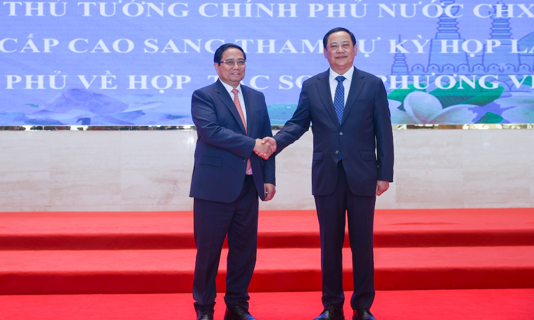 Thủ tướng Lào Sonexay Siphandone nhiệt liệt chào đón Thủ tướng Phạm Minh Chính tới Thủ đô Vientiane đồng chủ trì kỳ họp lần thứ 47 Ủy ban liên Chính phủ về hợp tác song phương Việt Nam-Lào - Ảnh: VGP