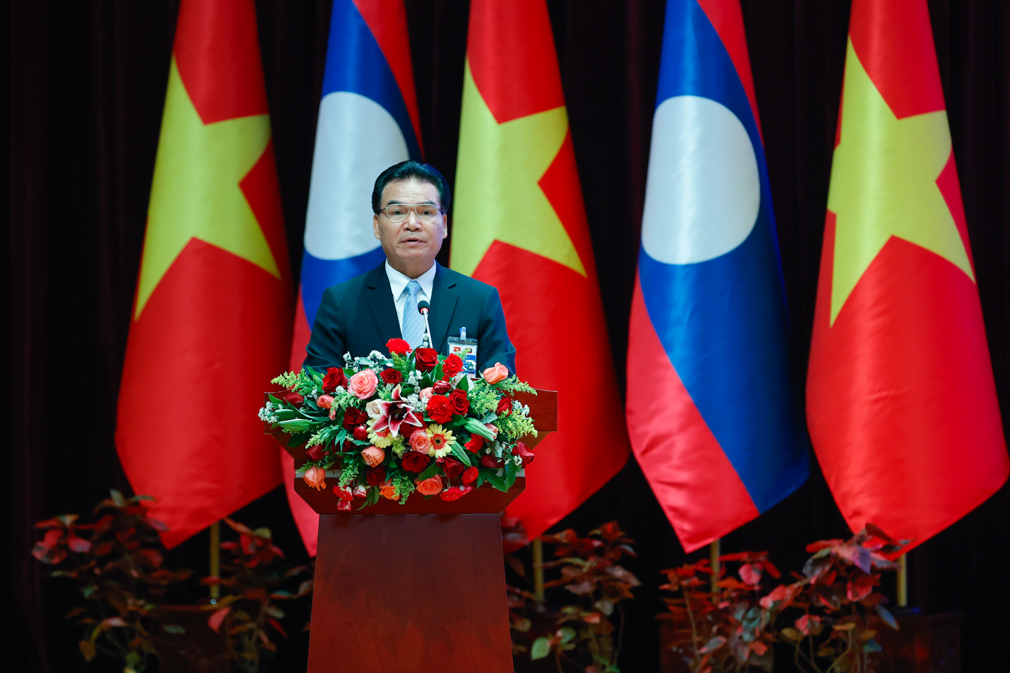 Thủ tướng Lào Sonexay Siphandone phát biểu tại Hội nghị Hợp tác đầu tư Việt Nam-Lào năm 2025 - Ảnh: VGP