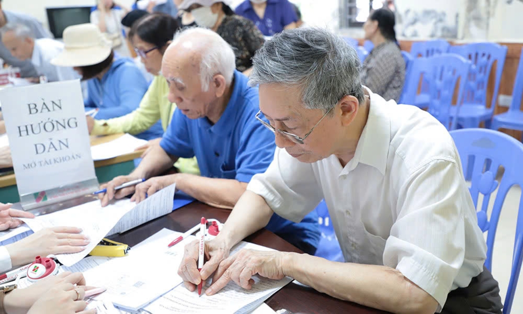 Người hưởng làm thủ tục mở tài khoản nhận chế độ lương hưu, trợ cấp bảo hiểm. Ảnh: Duy Nguyễn.