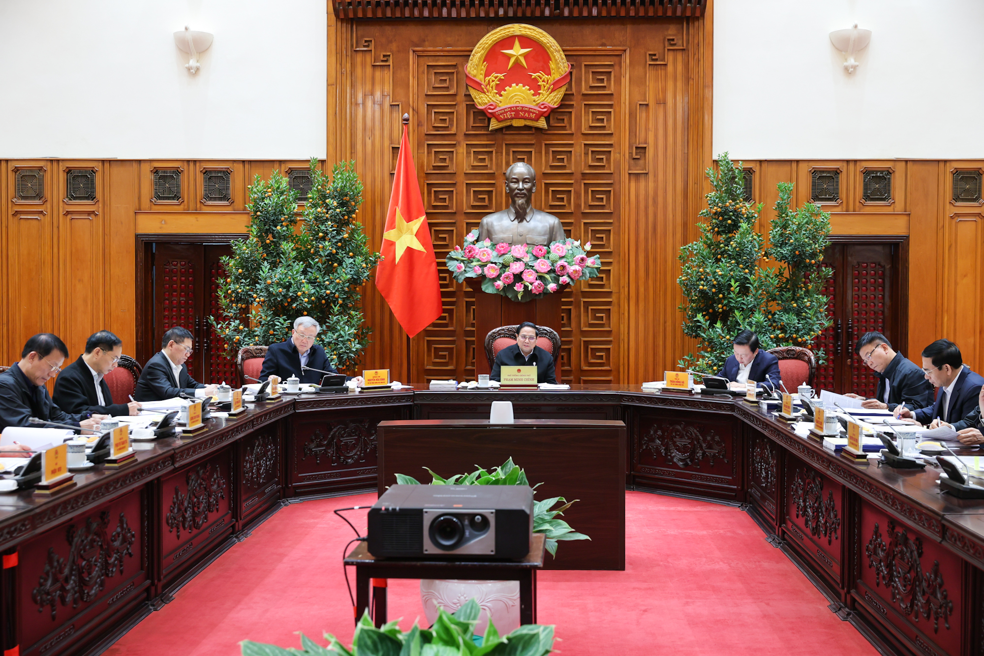 Thủ tướng n&ecirc;u r&otilde;, phi&ecirc;n họp thống nhất phương &aacute;n để tr&igrave;nh cấp c&oacute; thẩm quyền về cơ cấu tổ chức của Ch&iacute;nh phủ, theo đ&oacute; dự kiến c&oacute; 22 bộ, cơ quan, gồm 17 bộ, cơ quan ngang bộ (giảm 5 bộ, cơ quan) v&agrave; 5 cơ quan thuộc Ch&iacute;nh phủ (giảm 3 cơ quan) - Ảnh: VGP/Nhật Bắc