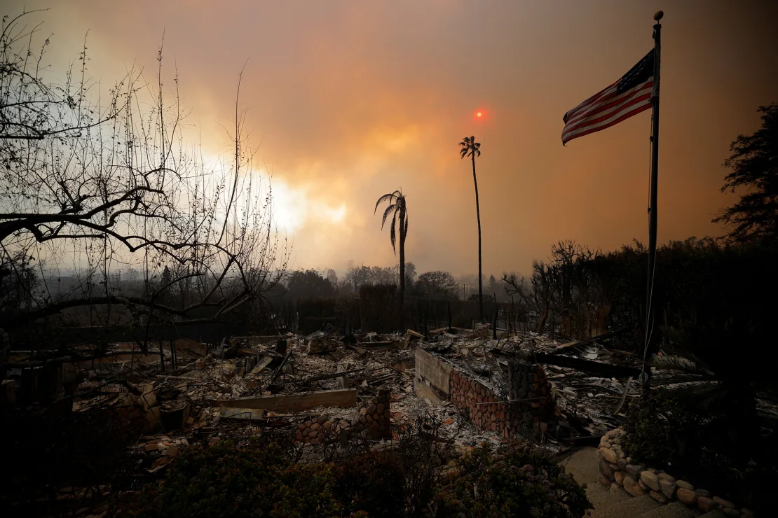Nhiều ngôi nhà bị phá hủy do cháy rừng tại khu phố Pacific Palisades ở phía tây Los Angeles - Ảnh: Reuters
