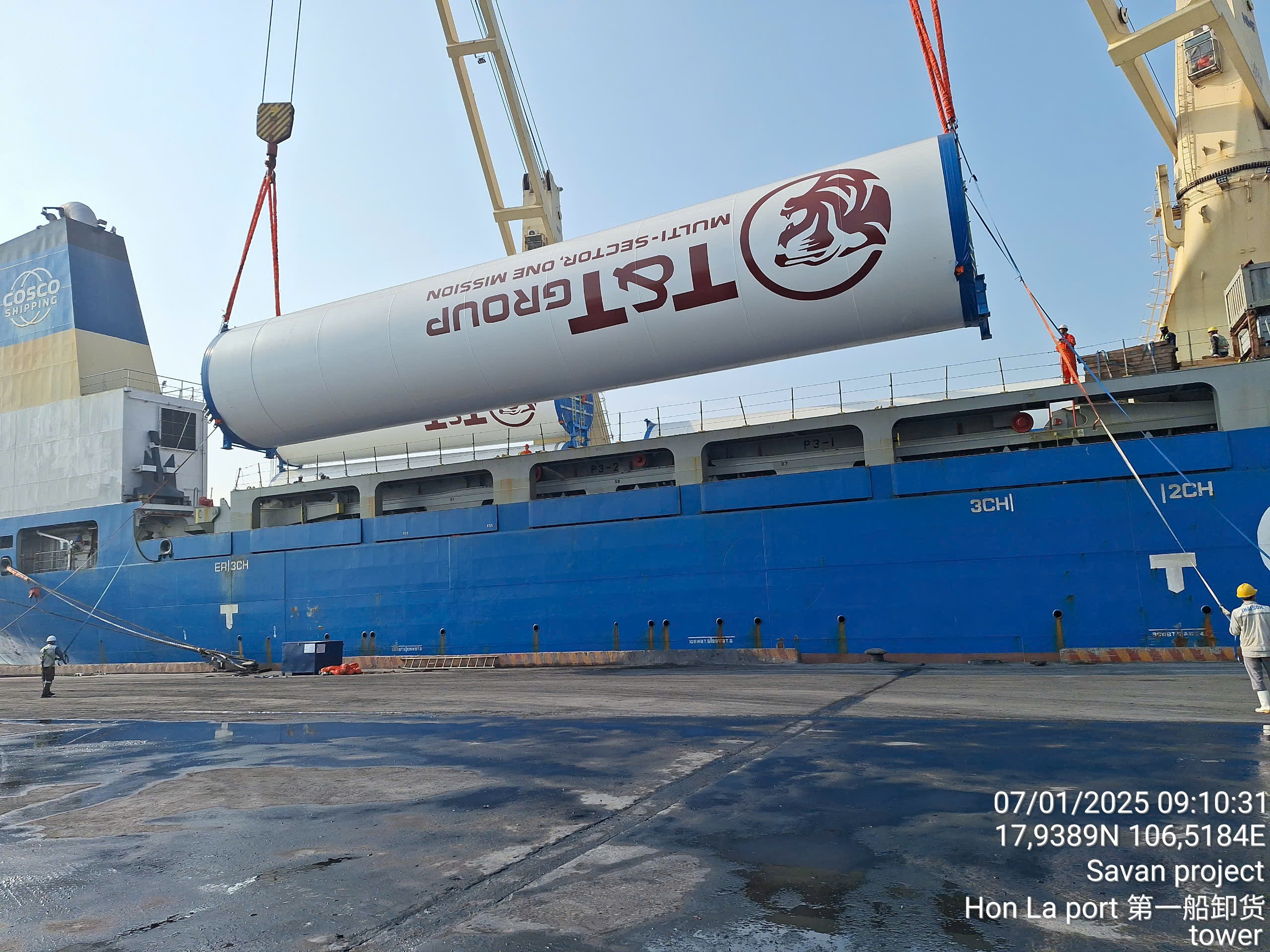 Trong hai ng&agrave;y 7/1 v&agrave; 9/1/2025, l&ocirc; tuabin gi&oacute; đầu ti&ecirc;n v&agrave; l&ocirc; tuabin gi&oacute; thứ 2 đ&atilde; cập cảng H&ograve;n La (tỉnh Quảng B&igrave;nh) nhằm đ&aacute;p ứng tiến độ triển khai khẩn trương, nhanh ch&oacute;ng của dự &aacute;n điện gi&oacute; Savan 1. (Ảnh: T&T Group).