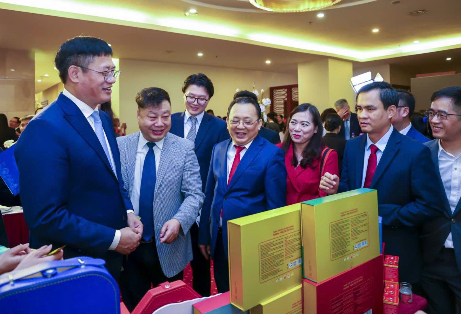 Các doanh nghiệp Trung Quốc tham quan gian hàng Yến sào Khánh Hòa.