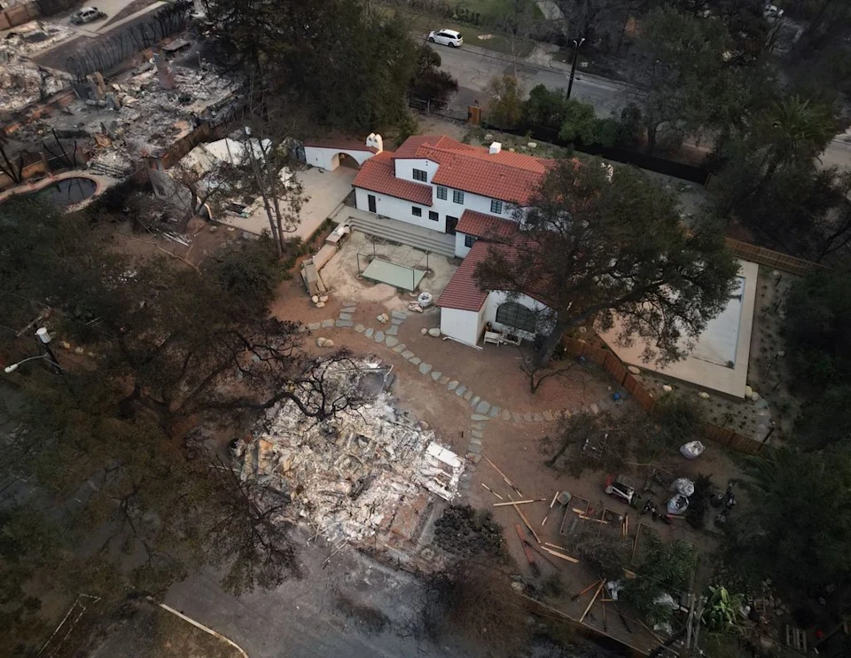 Nhiều người nổi tiếng buộc phải di tản khỏi đ&aacute;m ch&aacute;y hoặc mất nh&agrave; cửa.