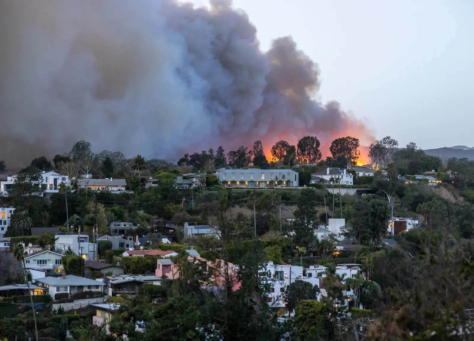 Vụ cháy rừng tại Los Angeles có khả năng trở thành thảm họa thiên nhiên tốn kém nhất lịch sử Mỹ. 