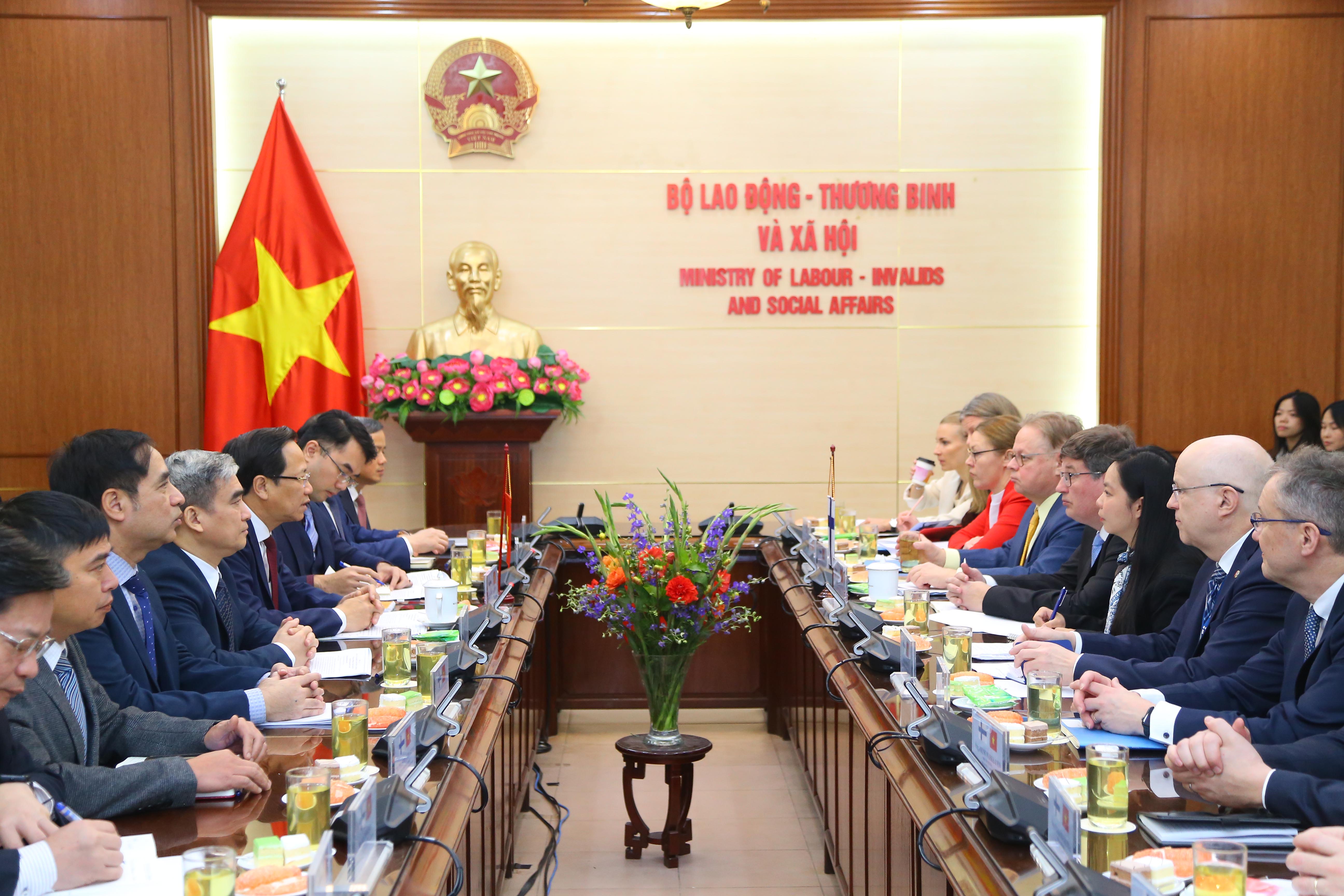 Hội đàm giữa hai Bộ. Ảnh: MOLISA.