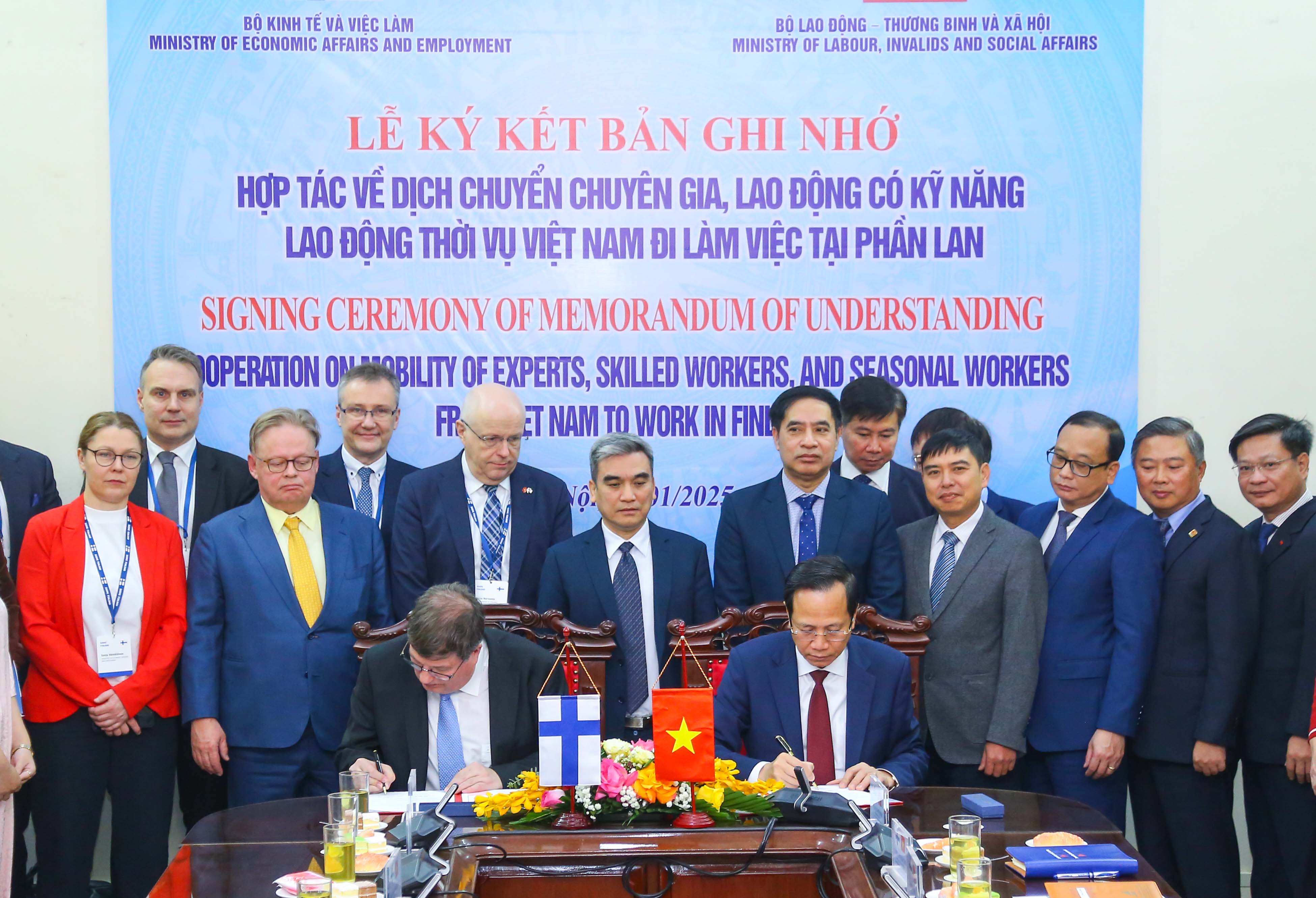 Hai Bộ trưởng k&yacute; kết Bản Ghi nhớ.